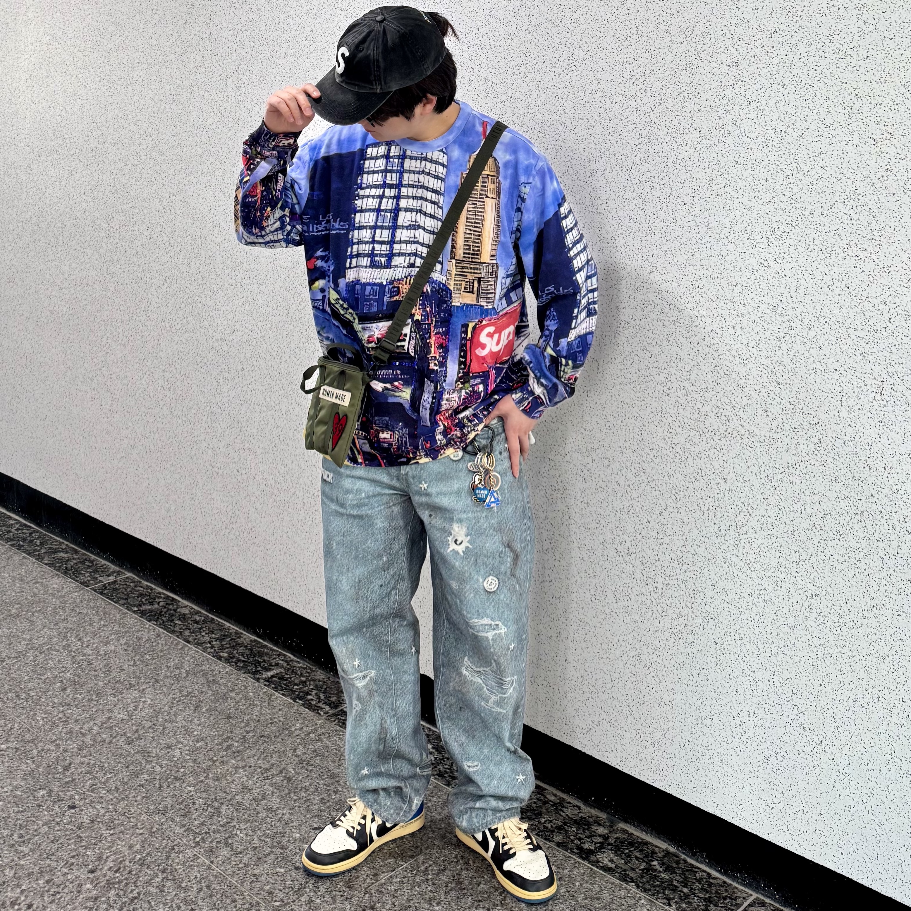 Palace Seoul 2 Seoul Keyring Blue Shadow - 25SS, Supreme HJR Trompe L'oeil Loose Fit Jean Blue - 24FW 착용 스타일