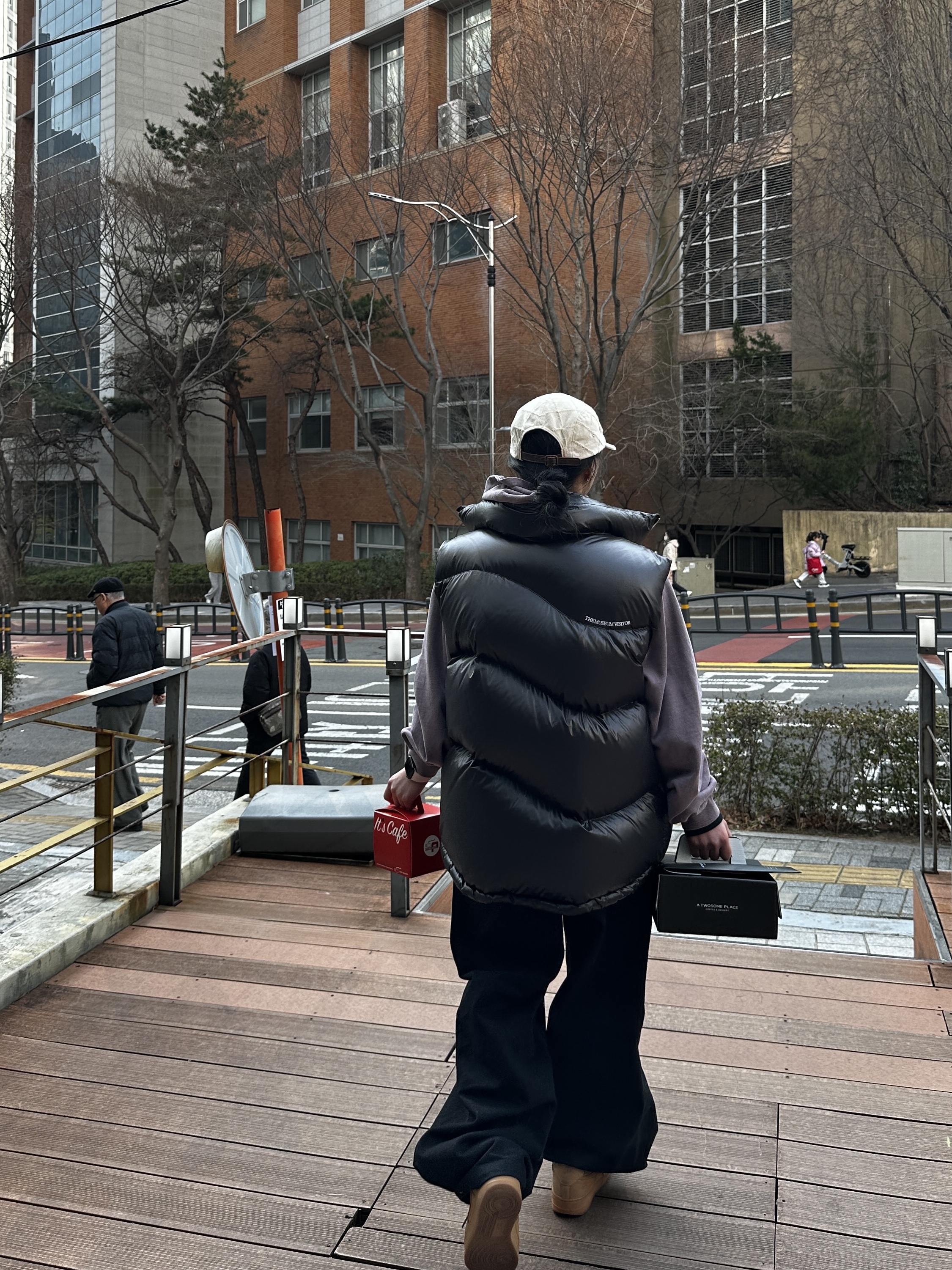(W) Mischief Rhombus Side Button Up Hoodie Washed Red Brown, The Museum Visitor KREAM Curved Zipper Puffer Down Vest Glossy Black - 23FW 착용 스타일 - 3
