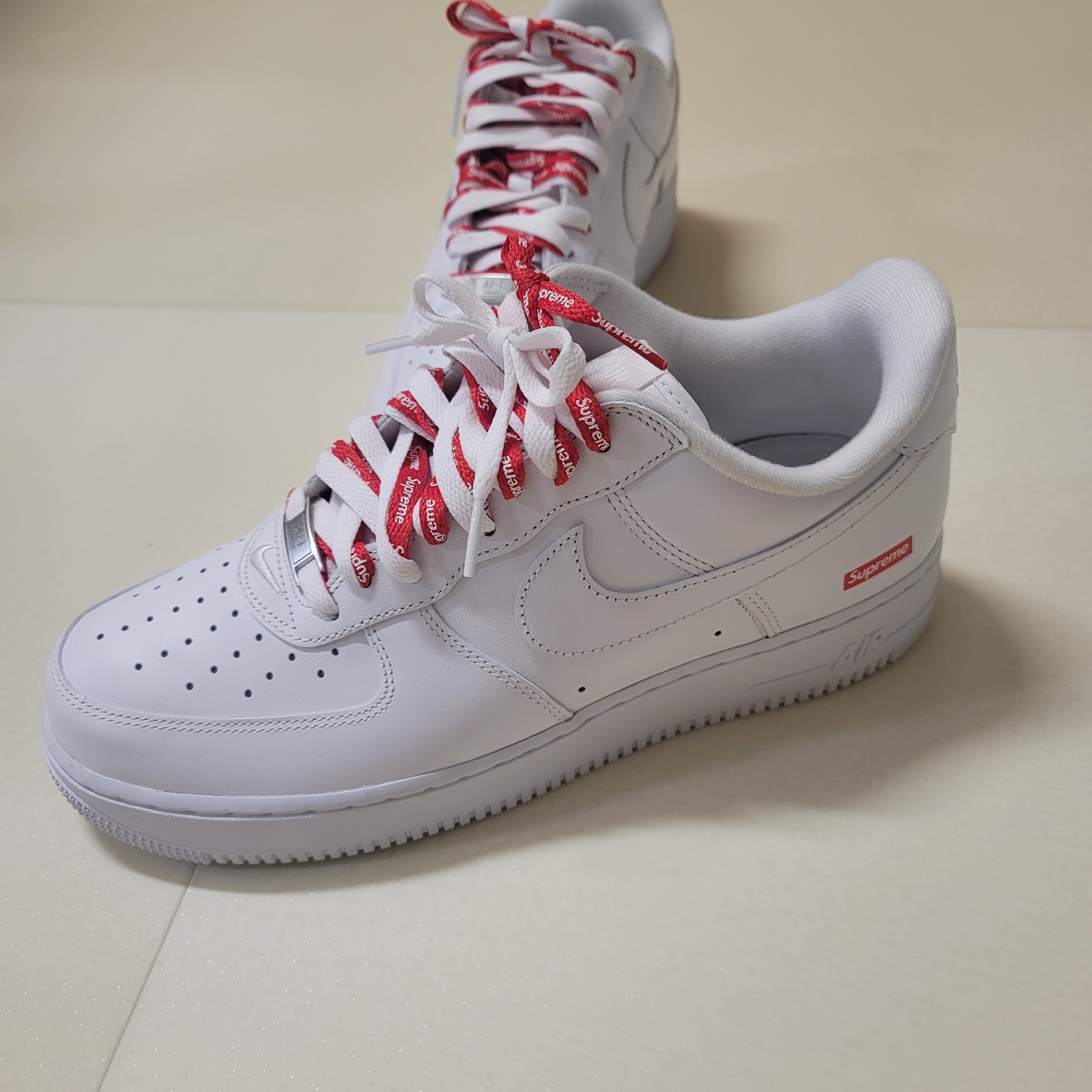 Nike x Supreme Air Force 1 Low White 착용 스타일