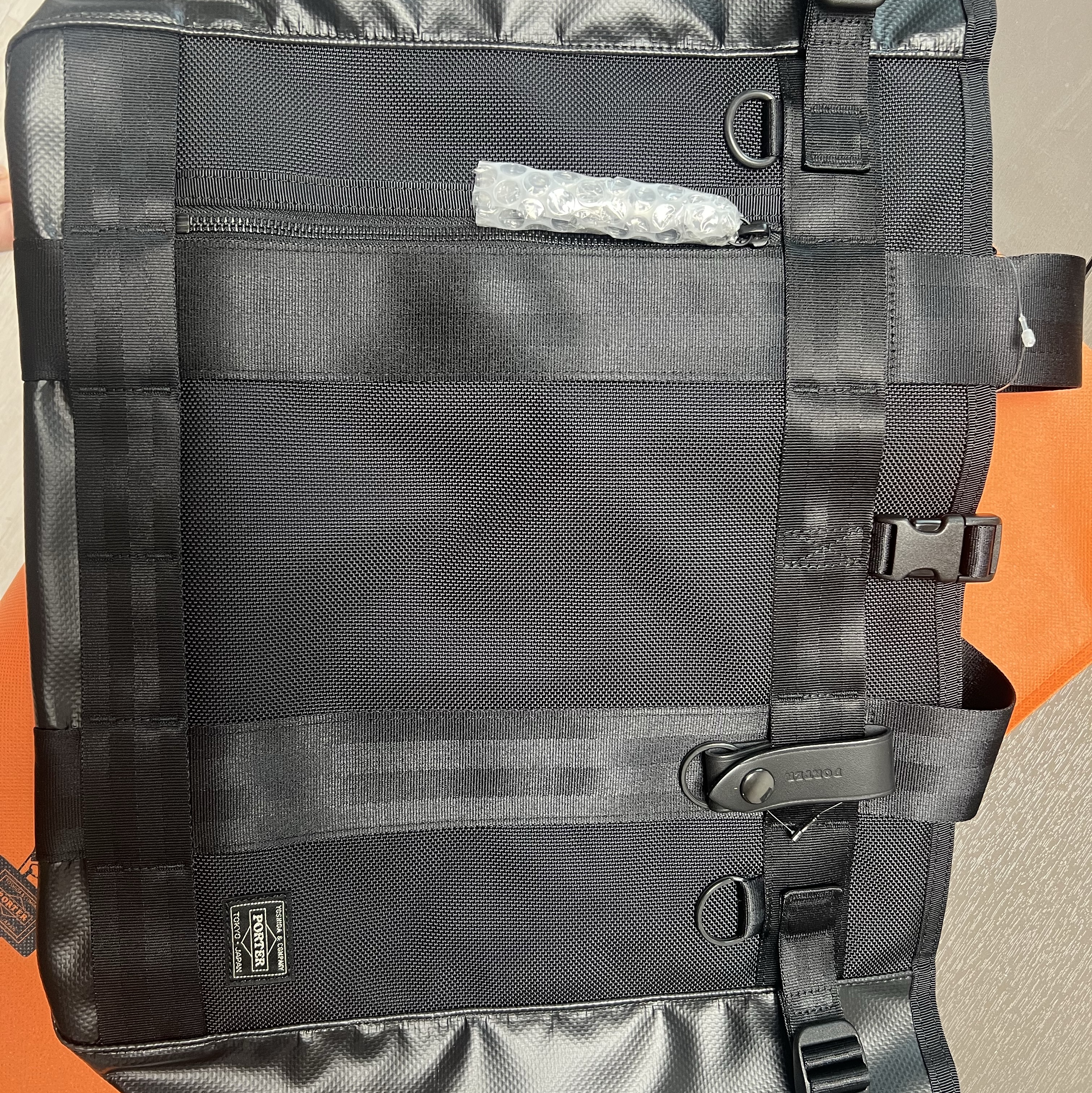 Porter Heat Tote Bag Black 착용 스타일 - 1