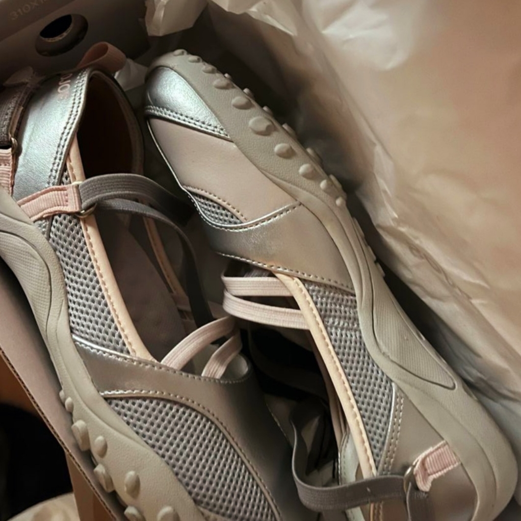 OJOS Strap Embossed Toe Shoes Silver 착용 스타일