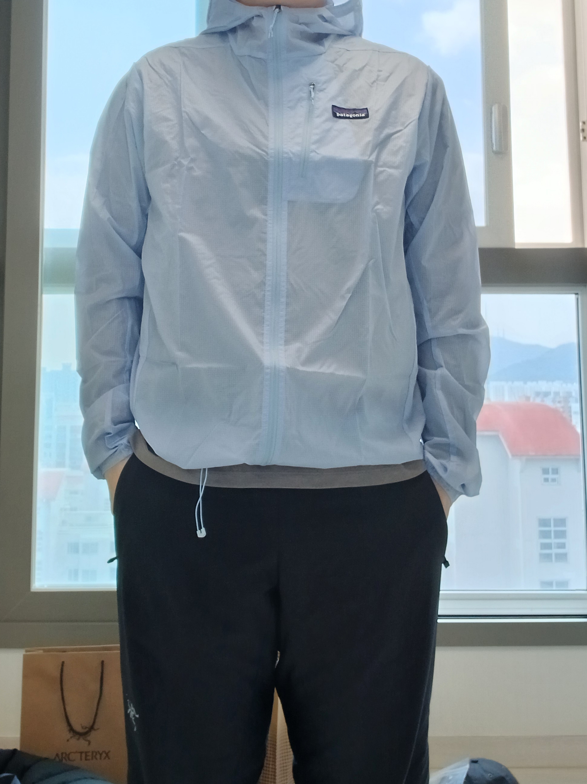 Patagonia Houdini Jacket Black/Black 착용 스타일 - 3