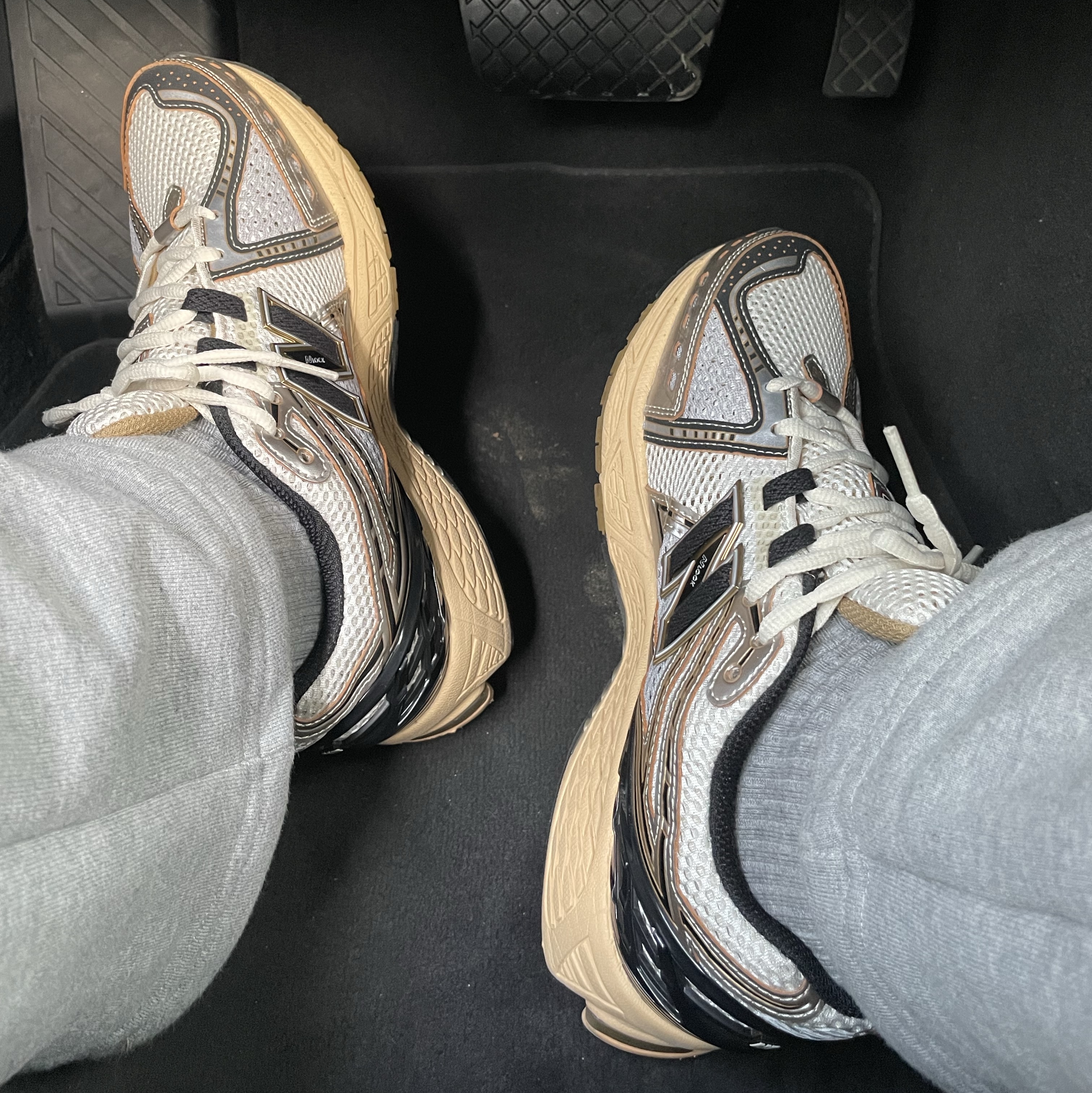 New Balance 1906R Vintage Grey Metallic Silver 착용 스타일