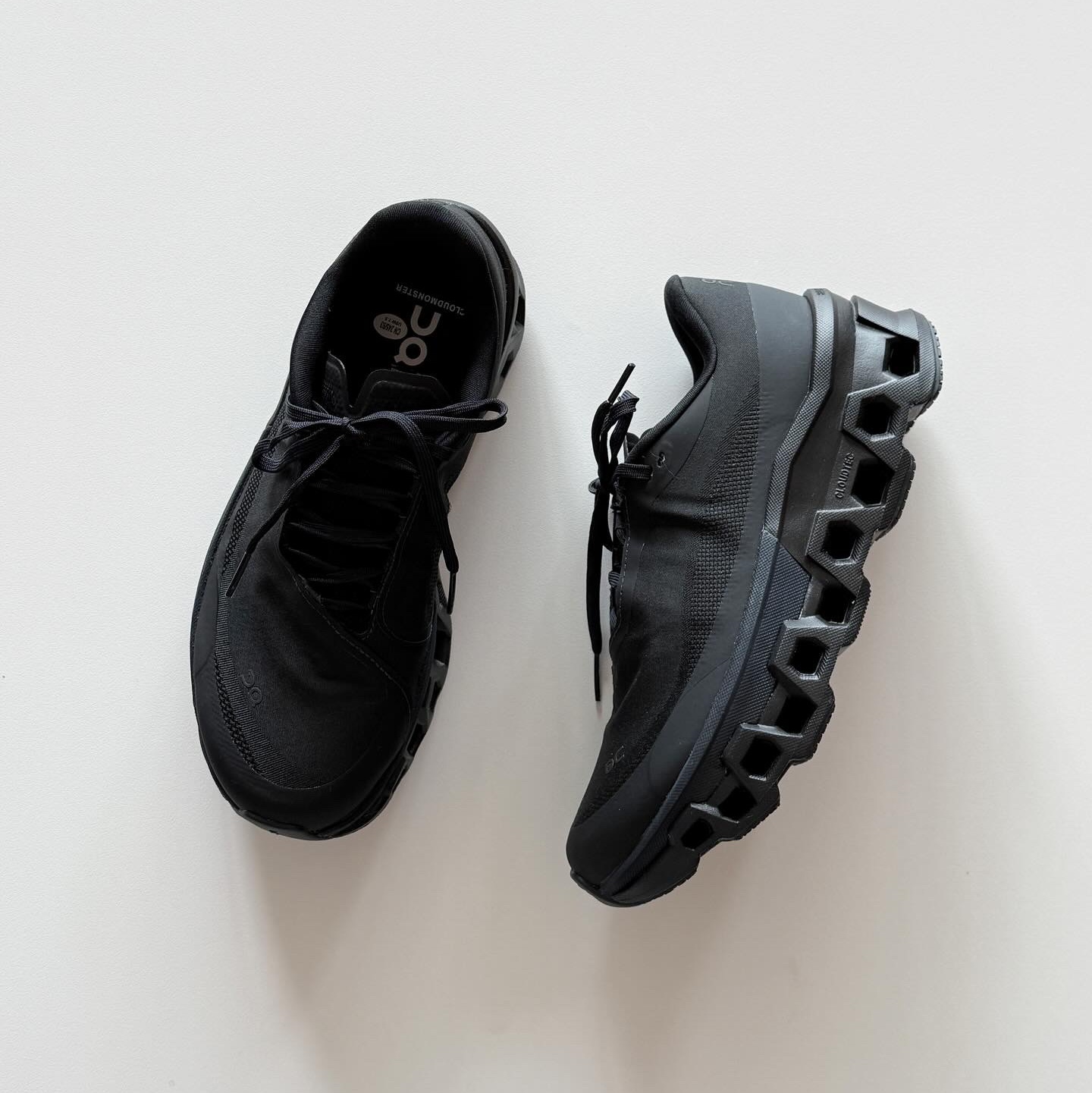 (W) On Running x Post Archive Faction (Paf) Cloudmonster 2 Black Magnet, Satisfy Softcell Hoodie Aged Black 착용 스타일 - 2