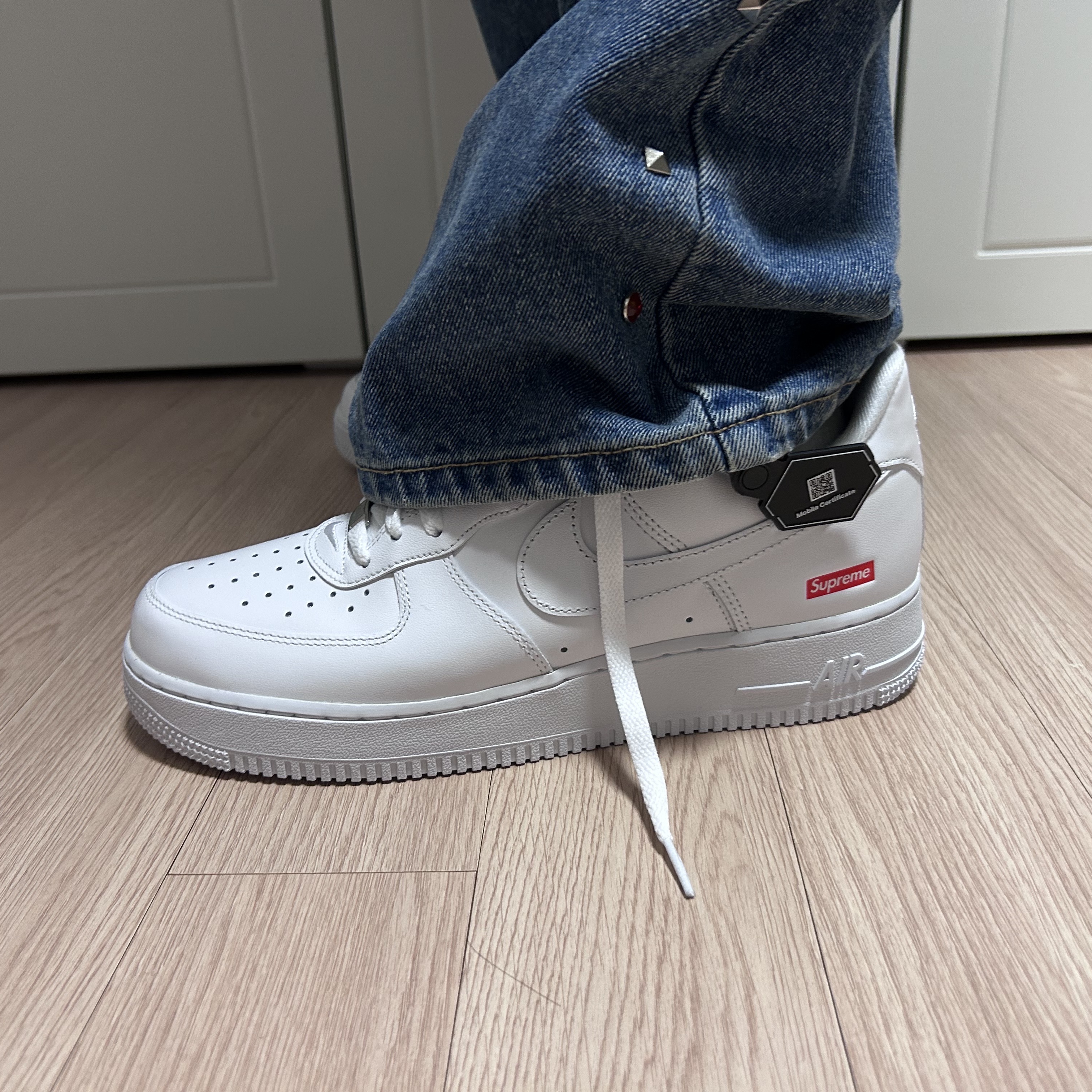 Nike x Supreme Air Force 1 Low White 착용 스타일 - 7