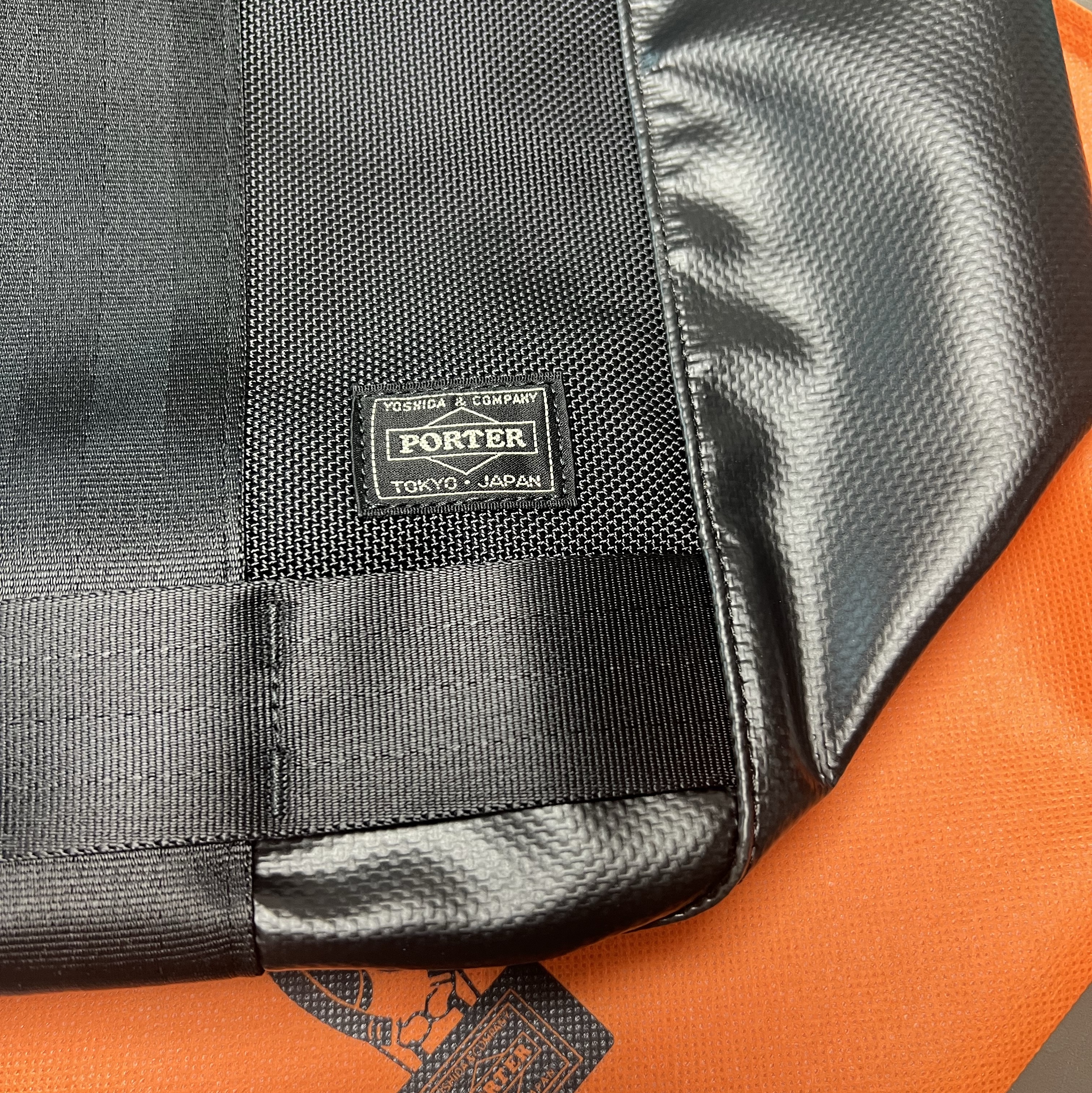 Porter Heat Tote Bag Black 착용 스타일 - 7