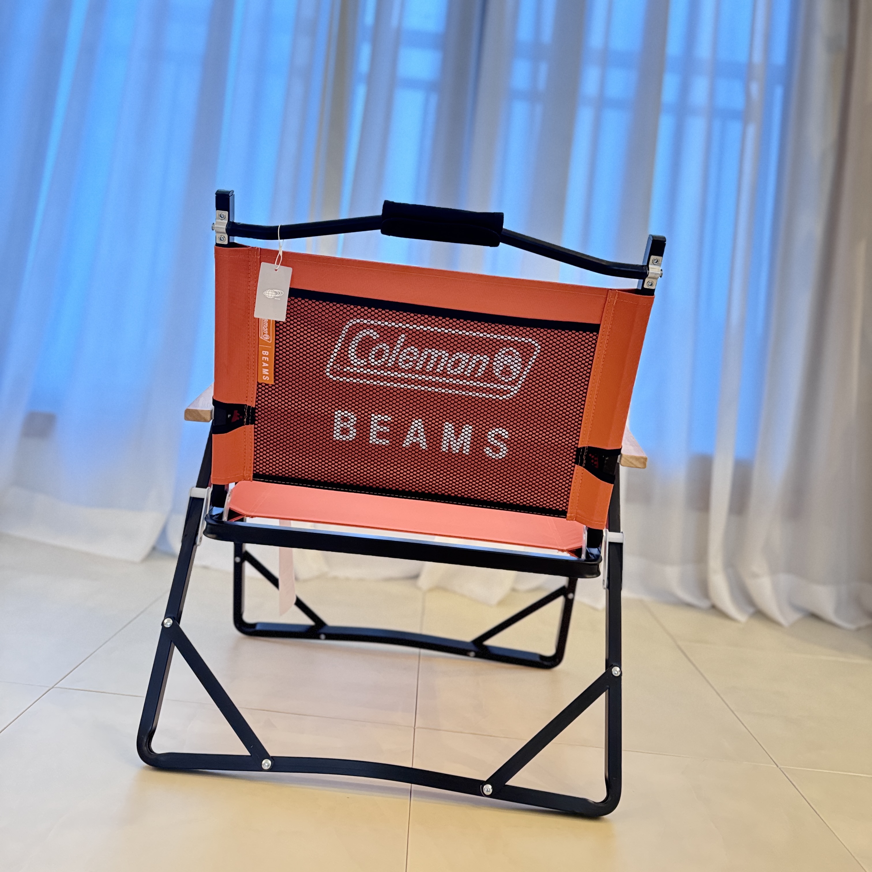 Beams x Coleman Bespoke Fireside Folding Chair Orange 착용 스타일 - 1