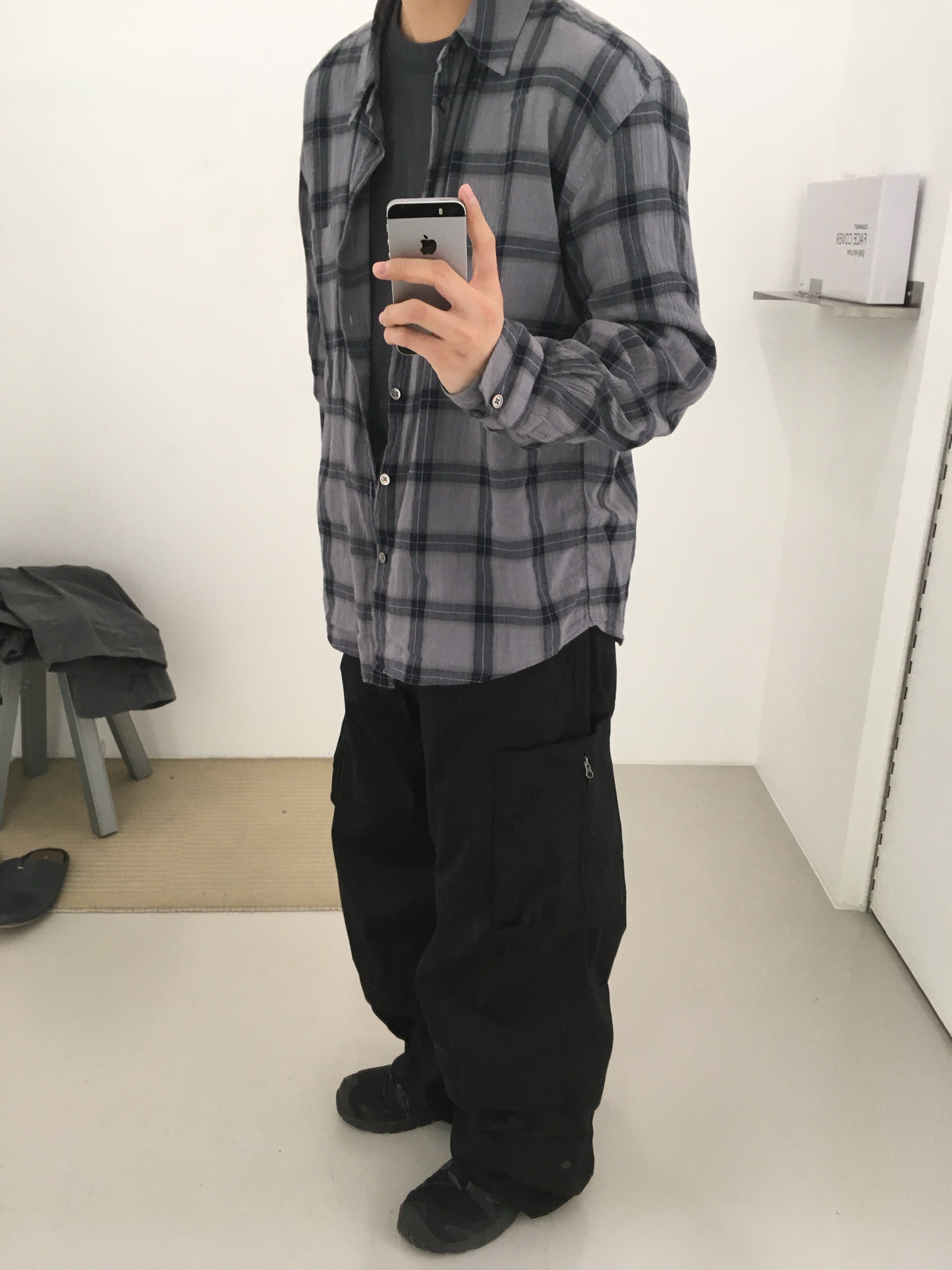 해칭룸 클래식 셔츠 오버 다이드 체크 블루 그레이, 해칭룸 지퍼 카고 워크 팬츠 블랙 착용 스타일 - 2