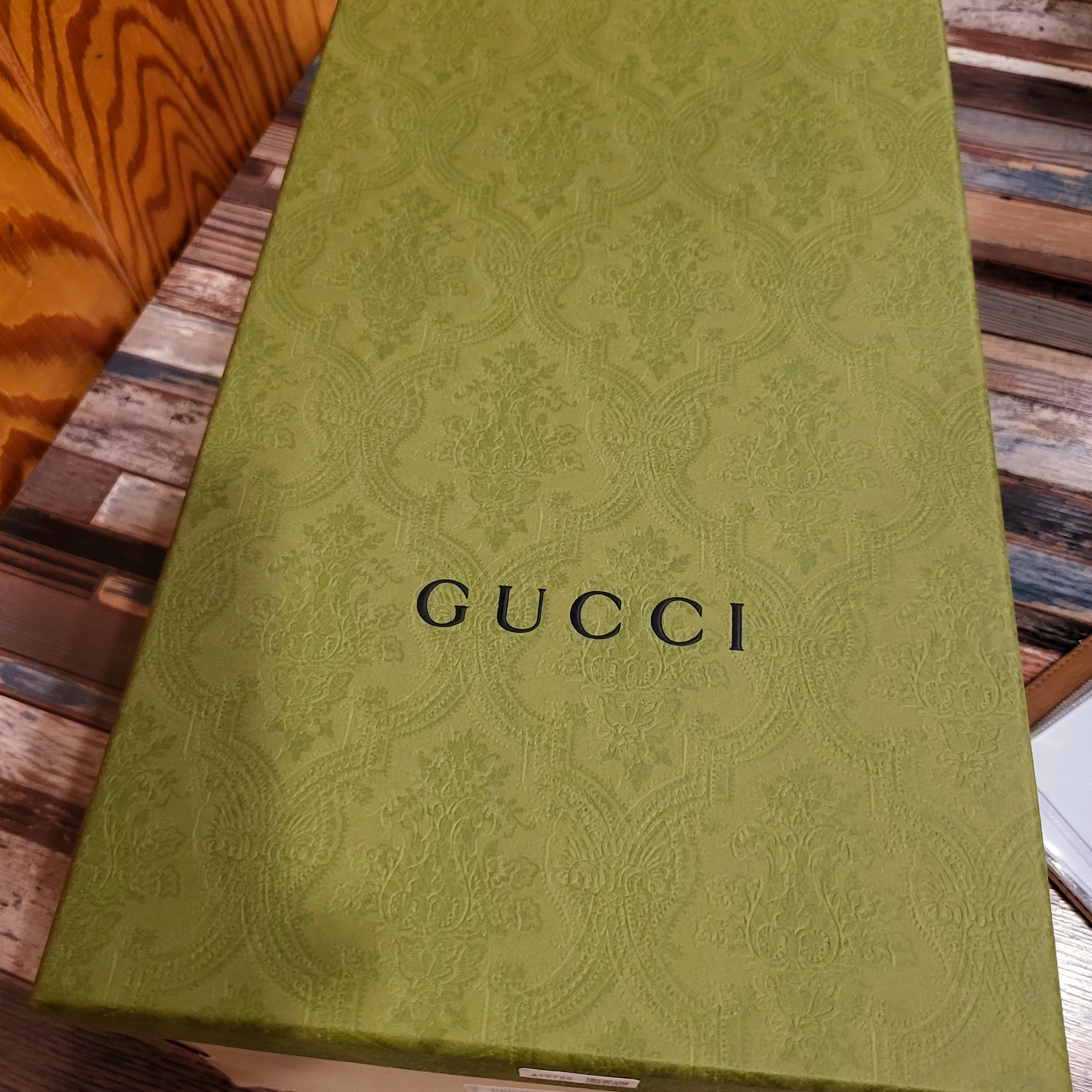 (W) Gucci Interlocking G Slide White Red Green 착용 스타일 - 1