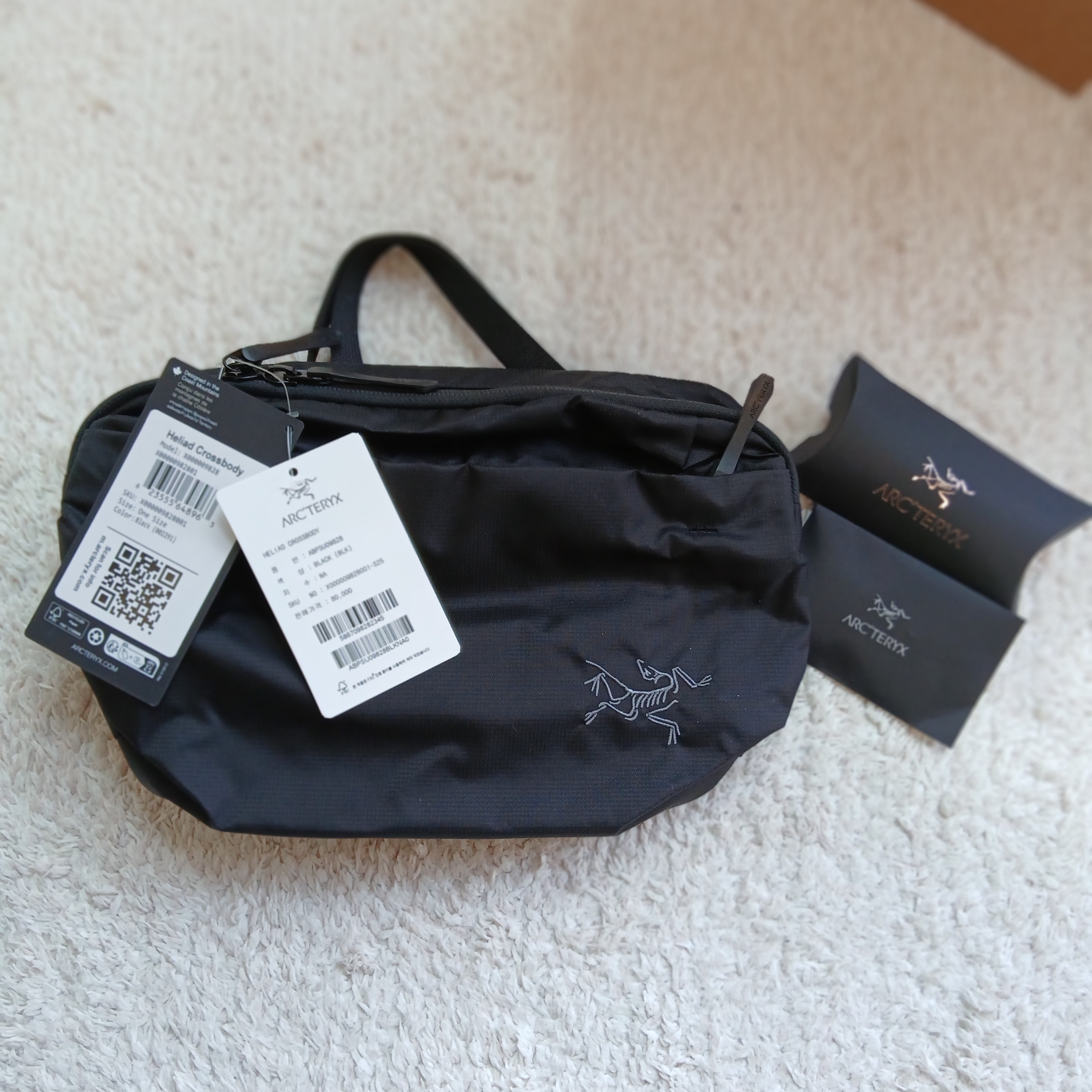 Arc'teryx Heliad 6 Crossbody Bag Black, Arc'teryx Keyring Metal 착용 스타일 - 1