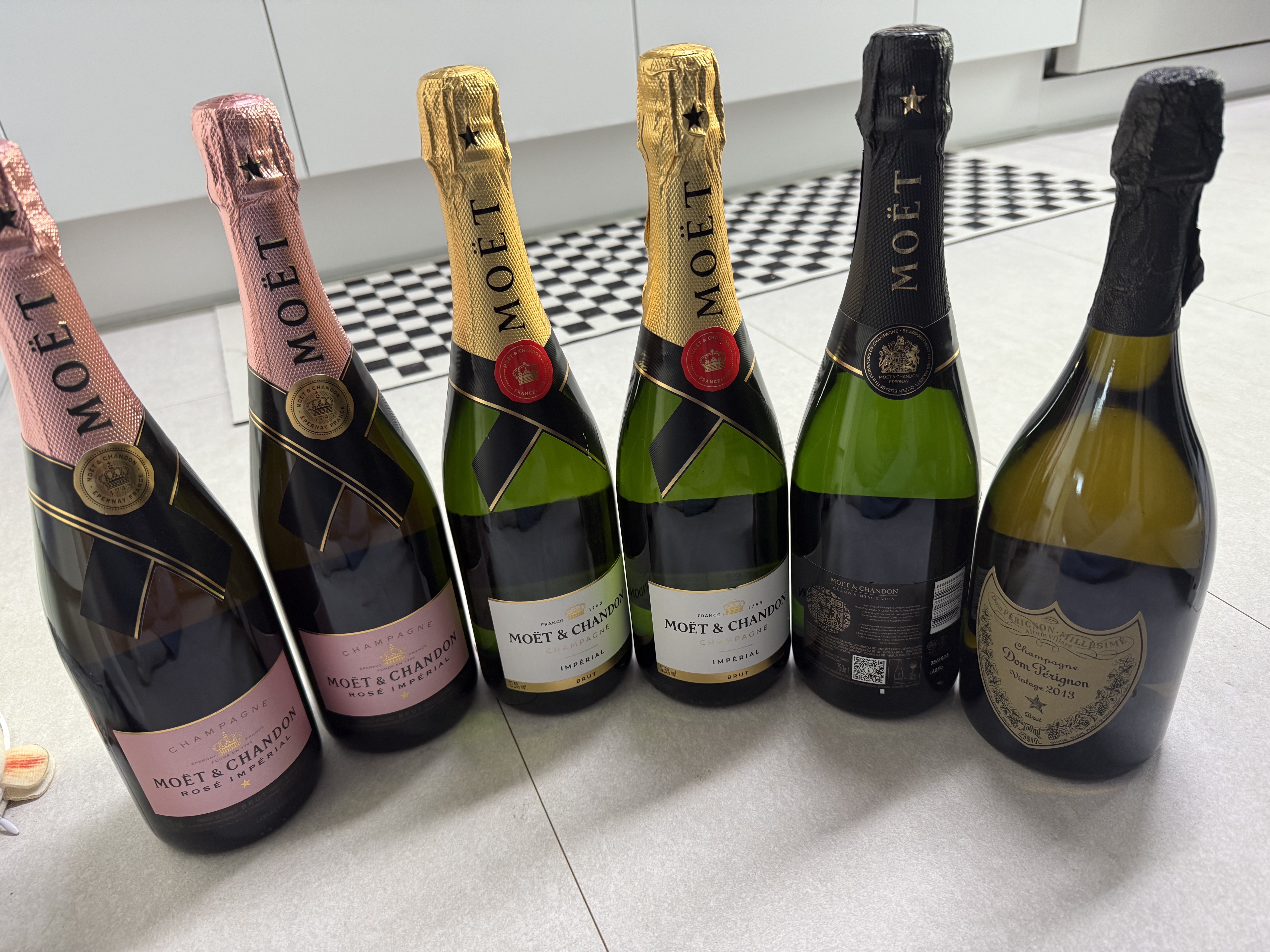 Moet & Chandon Imperial Pharrell Williams Edition 750ml (Blue/Red/Gold) 착용 스타일 - 2