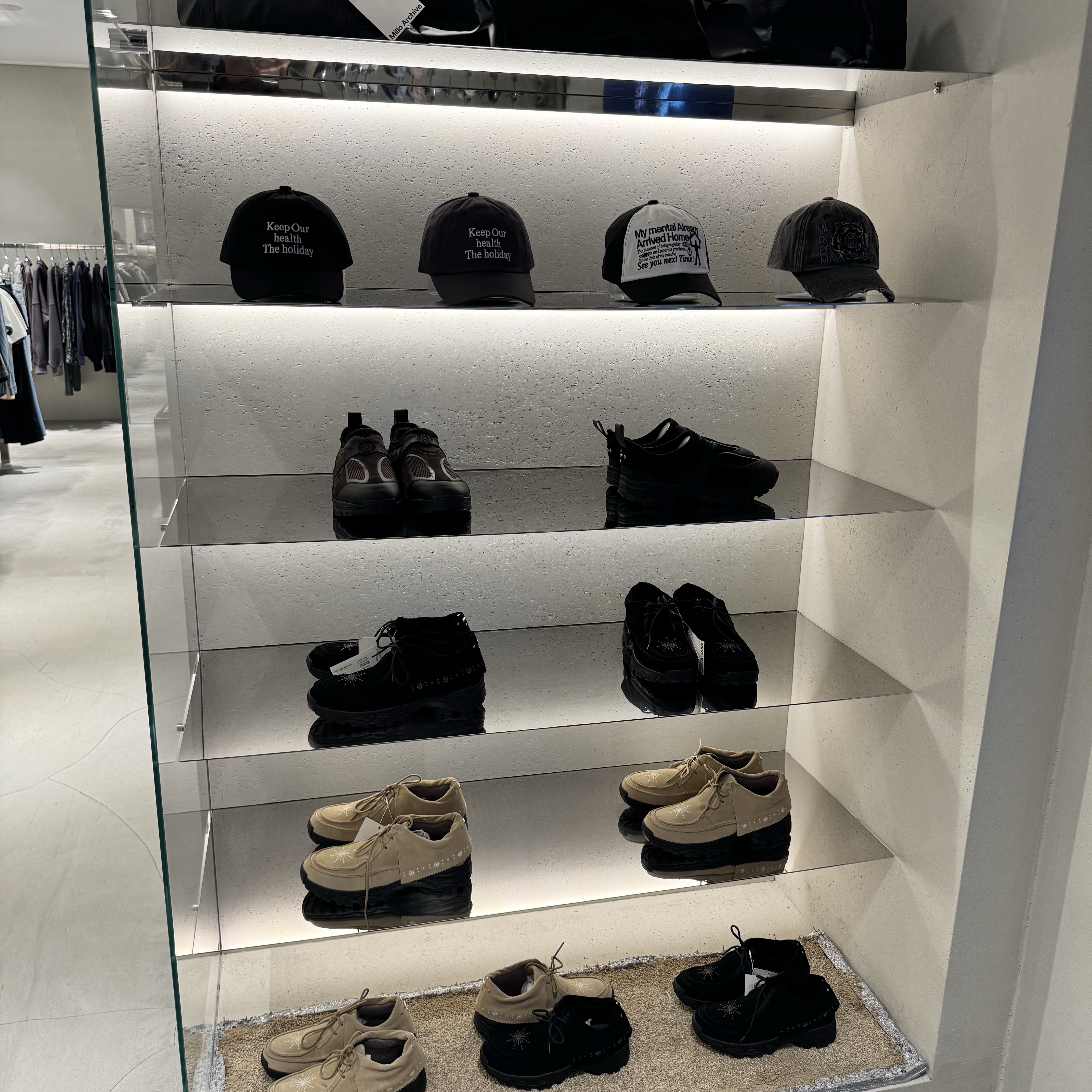 [KREAM 단독] Millo Archive X Negative Three Crescendo Desert Boots Beige, [KREAM 단독] Millo Archive X Negative Three Crescendo Desert Boots Black 착용 스타일 - 2