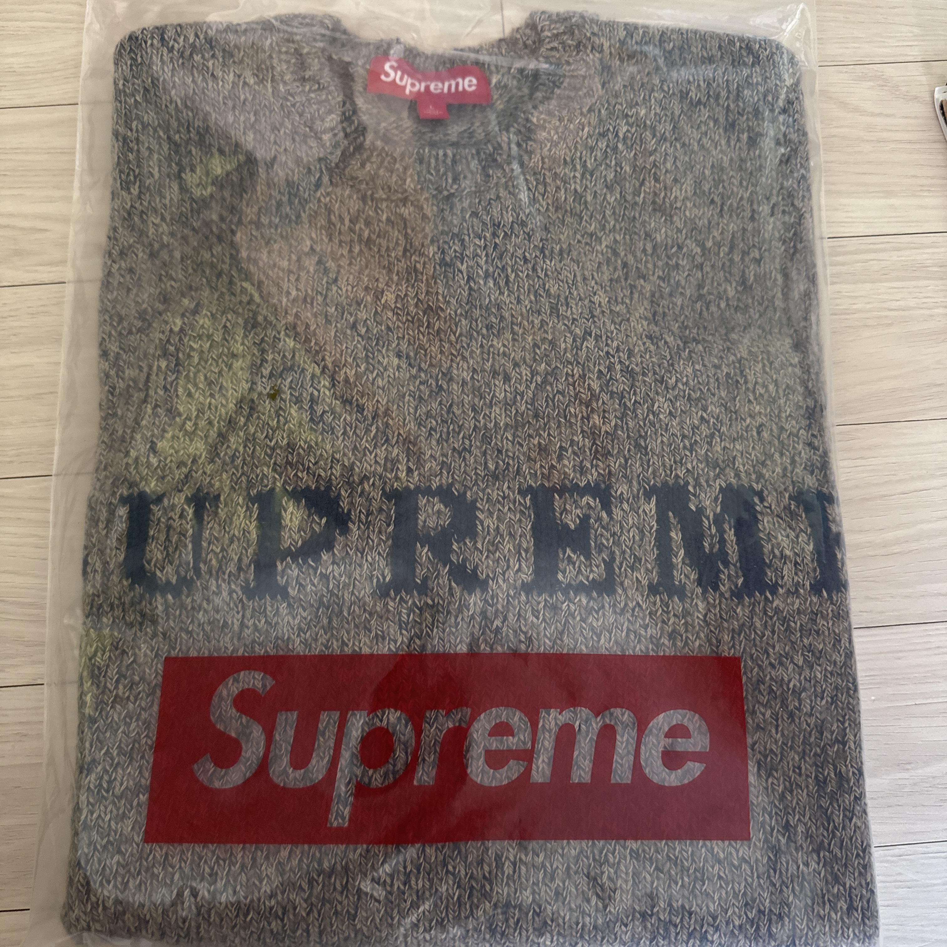 Supreme Contrast Logo Sweater Taupe Melange - 25SS 착용 스타일