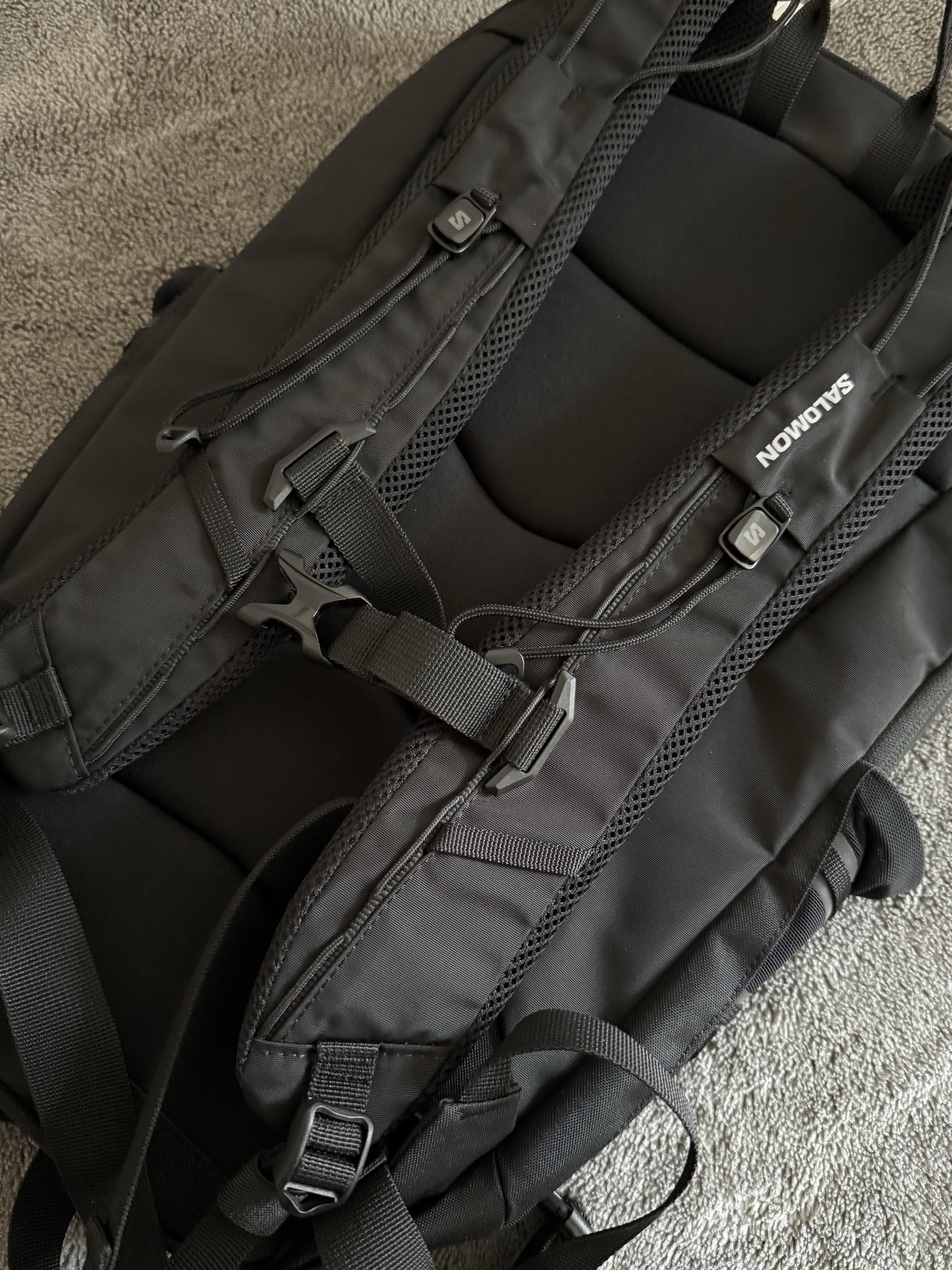 Salomon Quicklace LT Backpack Black, Salomon Quick Lace LT Backpack Light Grey 착용 스타일 - 3