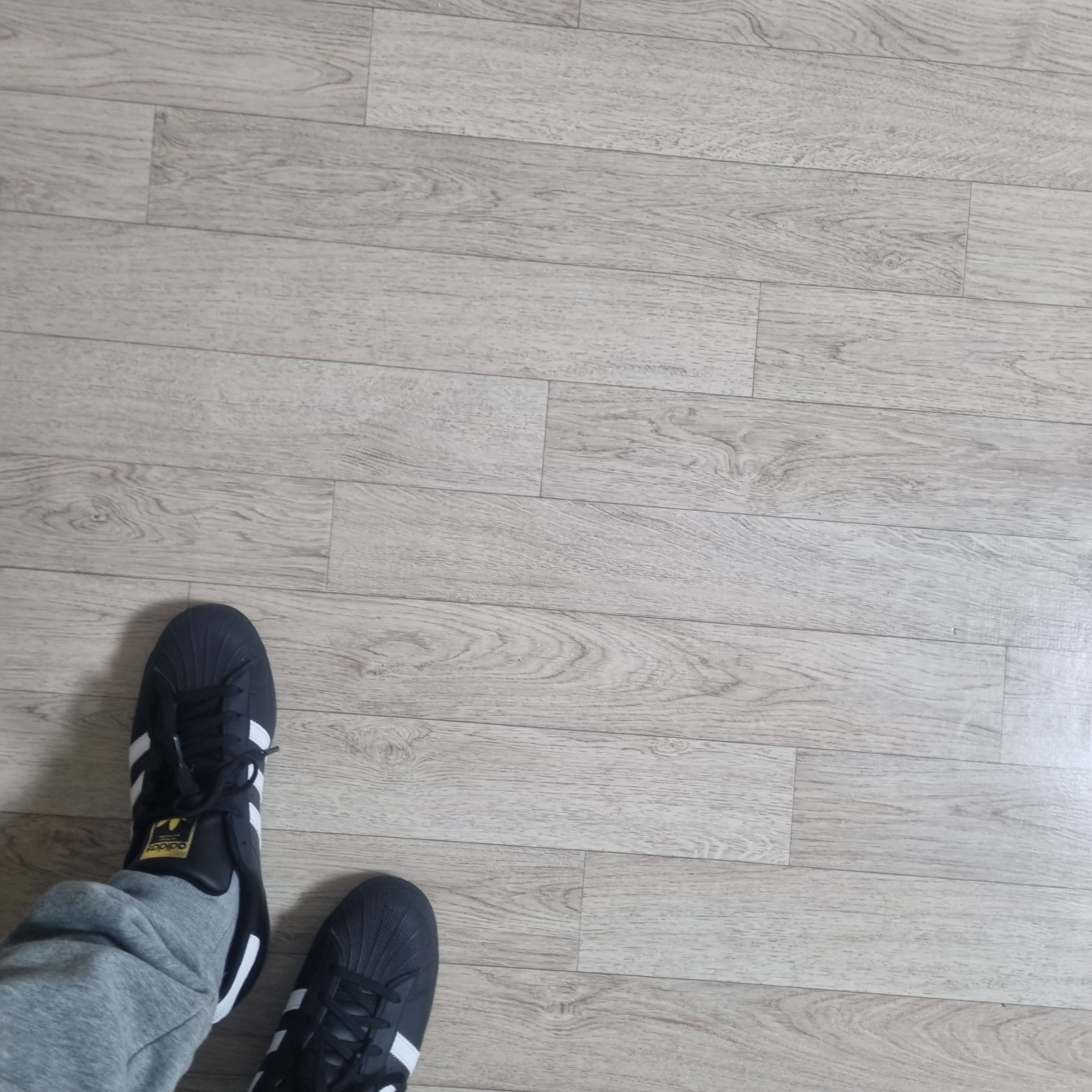 Adidas Superstar Core Black White 착용 스타일 - 2