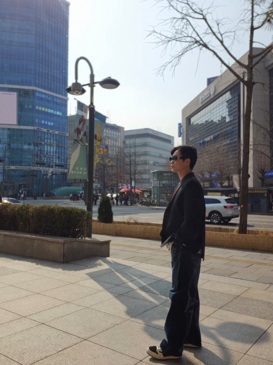 조던 1 x 트래비스 스캇 레트로 로우 OG SP 리버스 올리브, 떠그 클럽 워리어 데님 레이저 팬츠 데님 착용 스타일 - 2