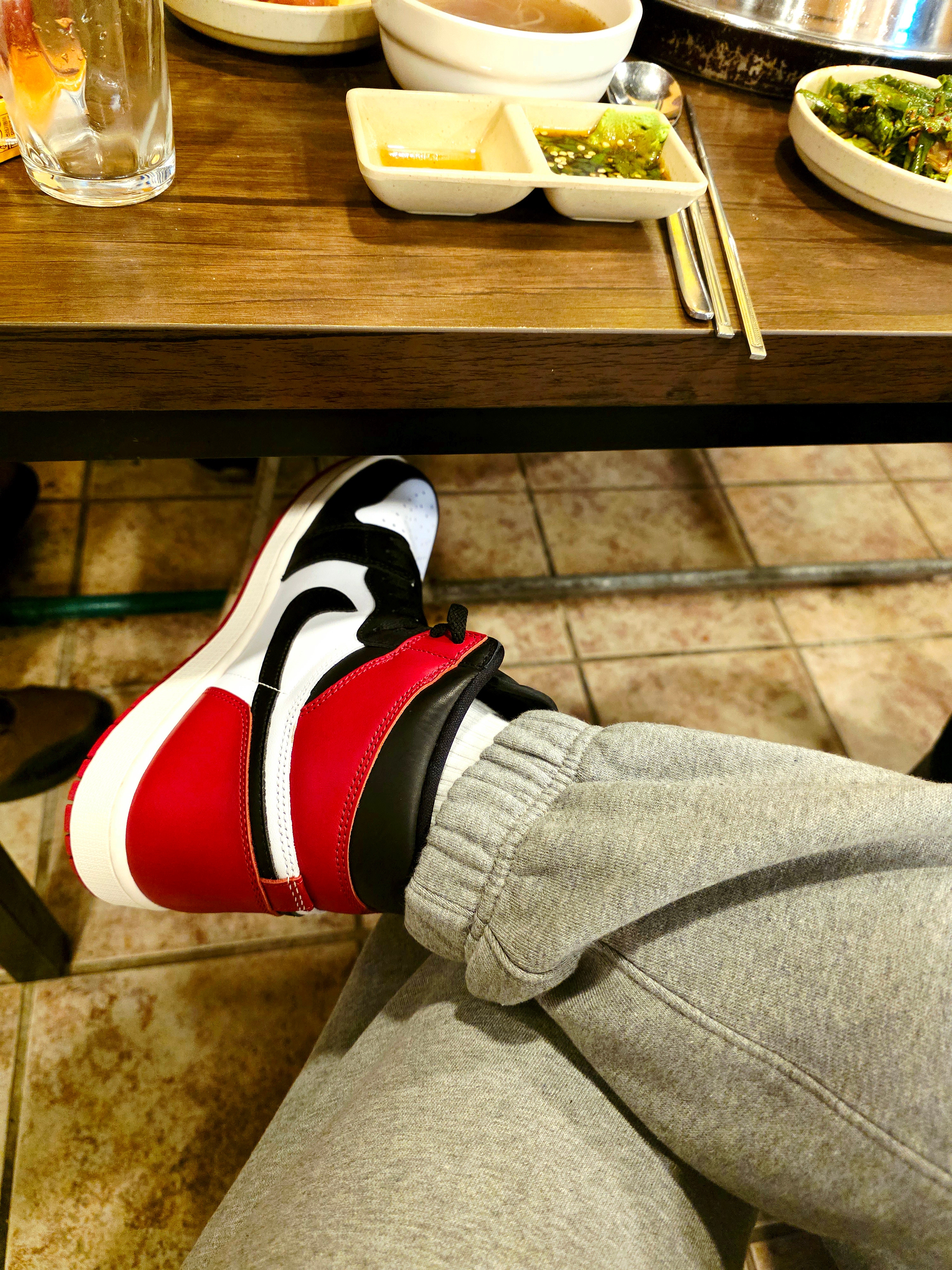 Supreme x Nike Sweatpant Heather Grey - 24SS, Supreme x Jordan Biggie S/S Top Black - 24FW 착용 스타일 - 2