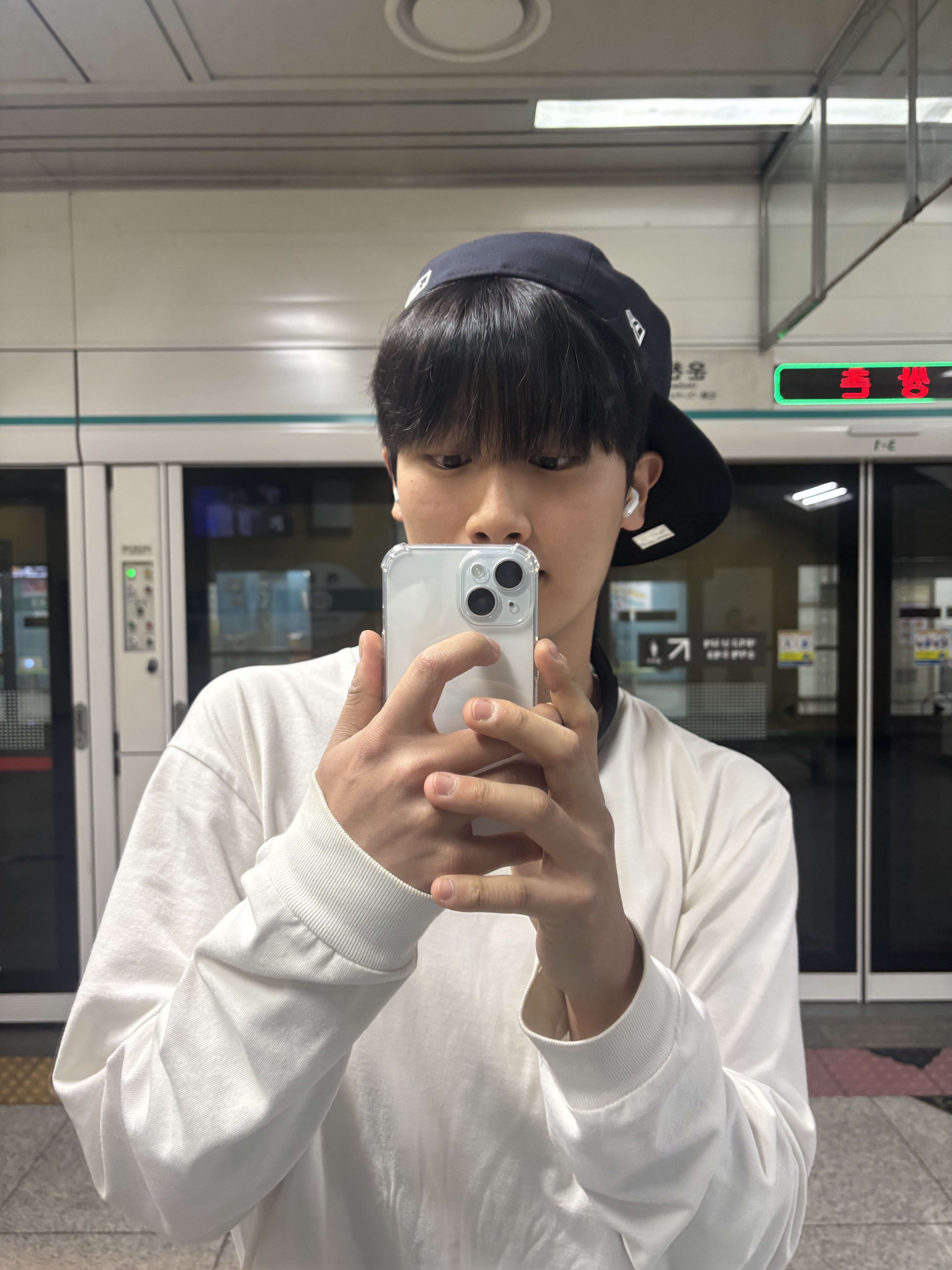 뉴에라 59피프티 MLB 어센틱 뉴욕 양키스 게임 네이비, 데우스 엑스 마키나 서울 컬리지 롱슬리브 티셔츠 화이트 착용 스타일 - 4