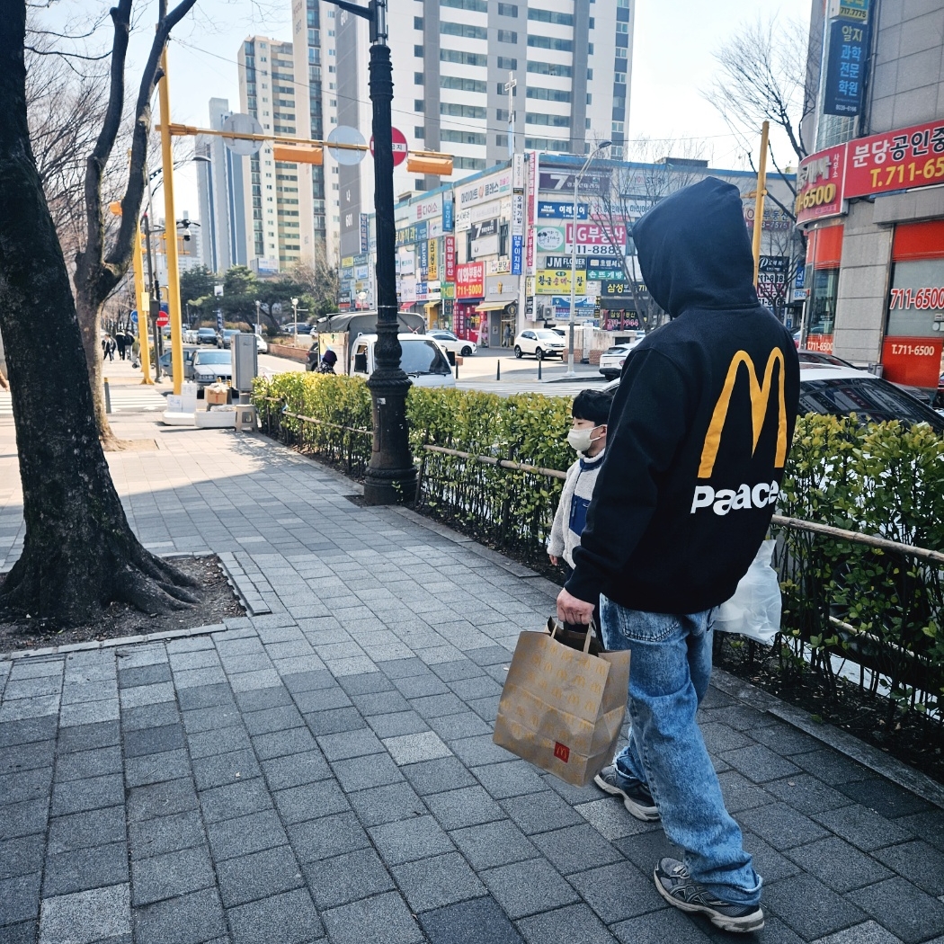 Palace x McDonald's Logo Hood Black - 23FW, Gallery Dept. Fucked Up Trucker Cap Black 착용 스타일 - 2