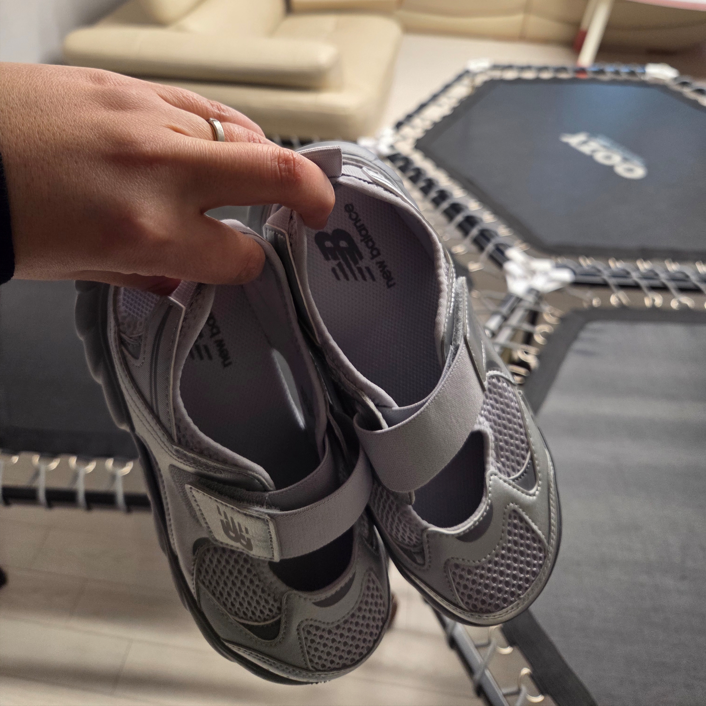 (Kids) New Balance Freedle 920 Sandal Grey 착용 스타일