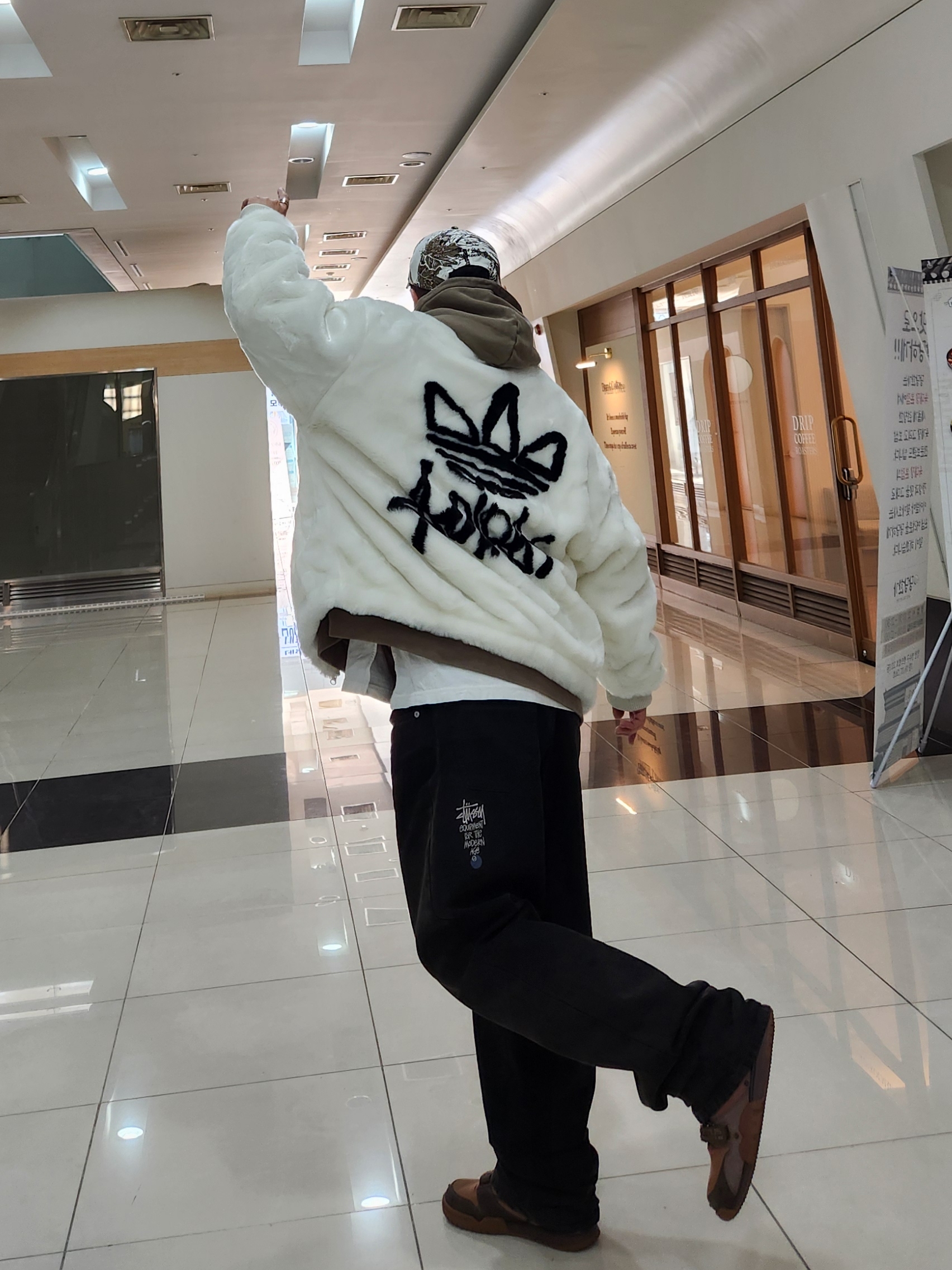 Supreme Difference 6-Panel Snow Camo - 24SS, Adidas New Fur Jacket Off White - KR Sizing 착용 스타일 - 1