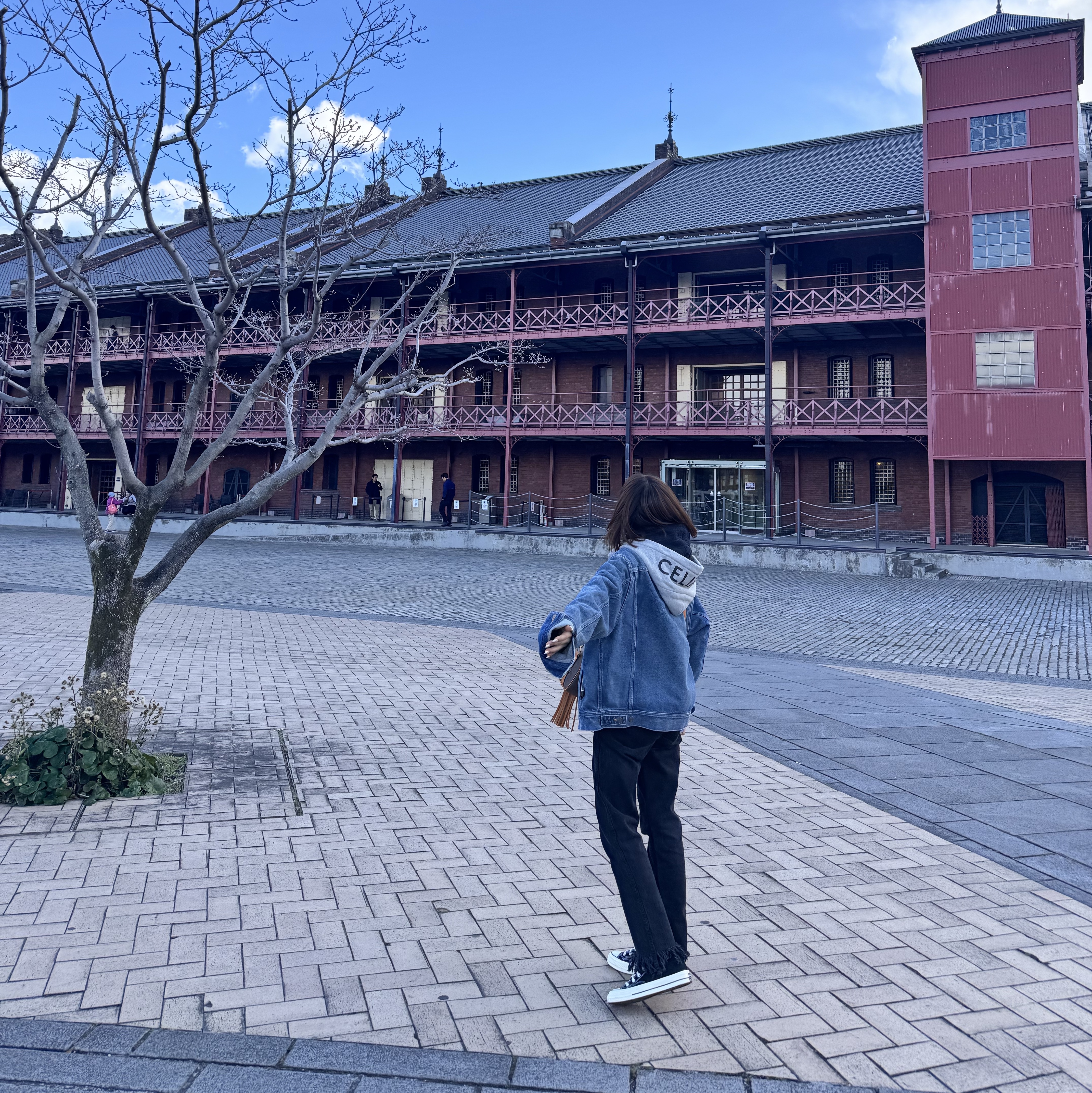 Celine Trucker Jacket in Union Wash Denim Union Wash, Converse Chuck 70 Hi Black ์ฐฉ์ฉ ์คํ์ผ - 4