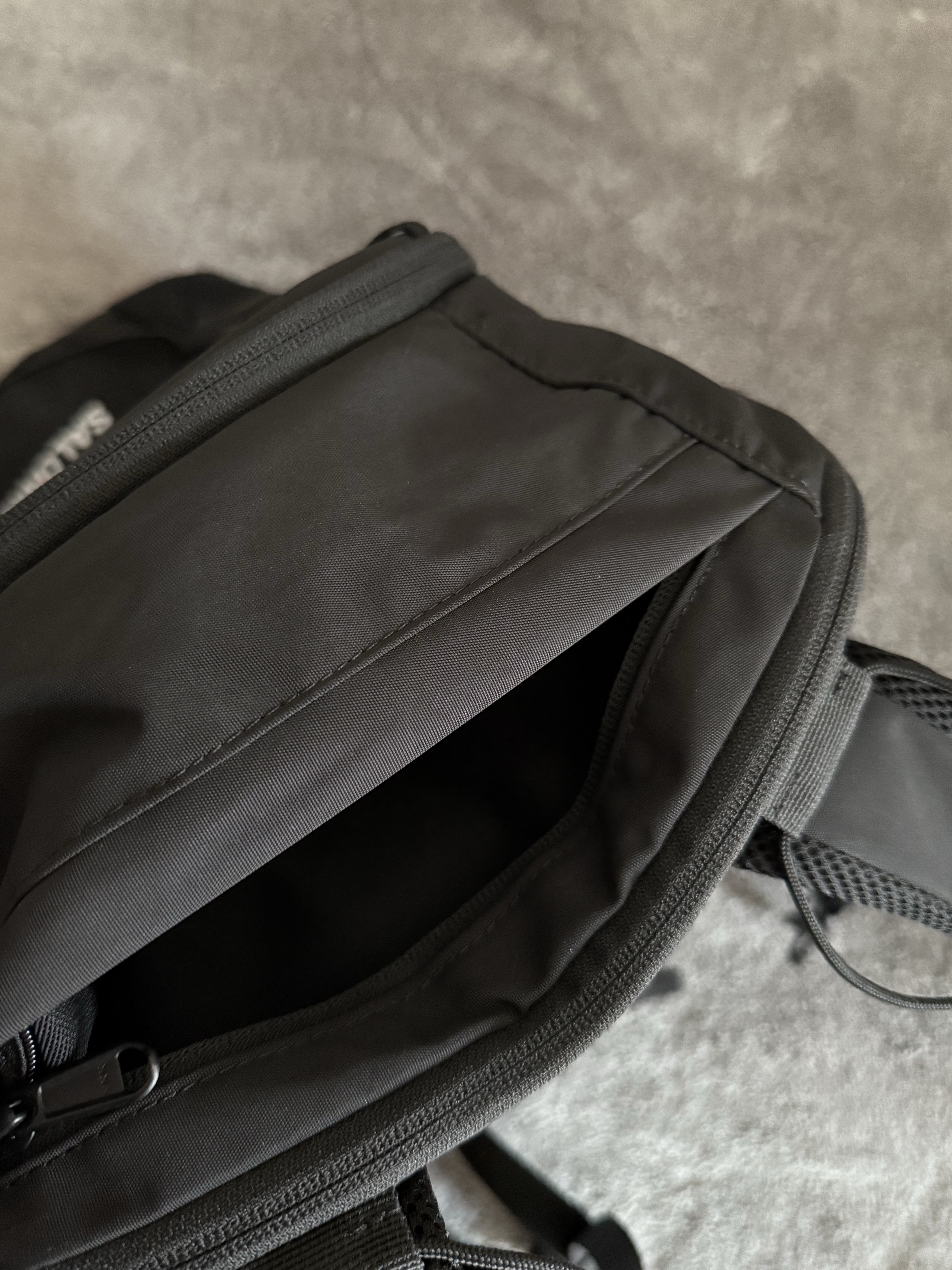 Salomon Quicklace LT Backpack Black, Salomon Quick Lace LT Backpack Light Grey 착용 스타일 - 5