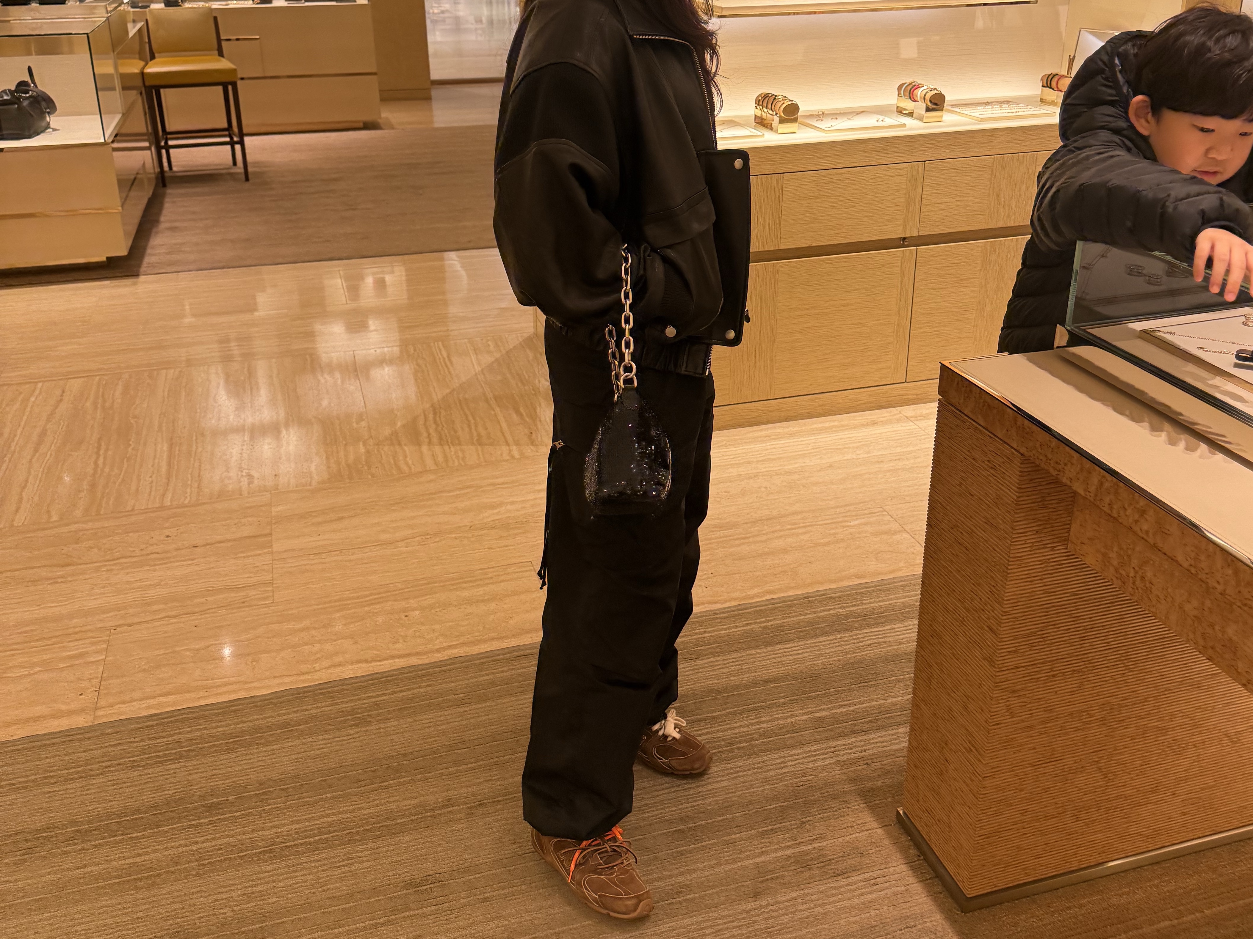 Louis Vuitton Petit Noe Monogram, FARVEN Comte Rib Hem Leather Jumper Black 착용 스타일 - 7