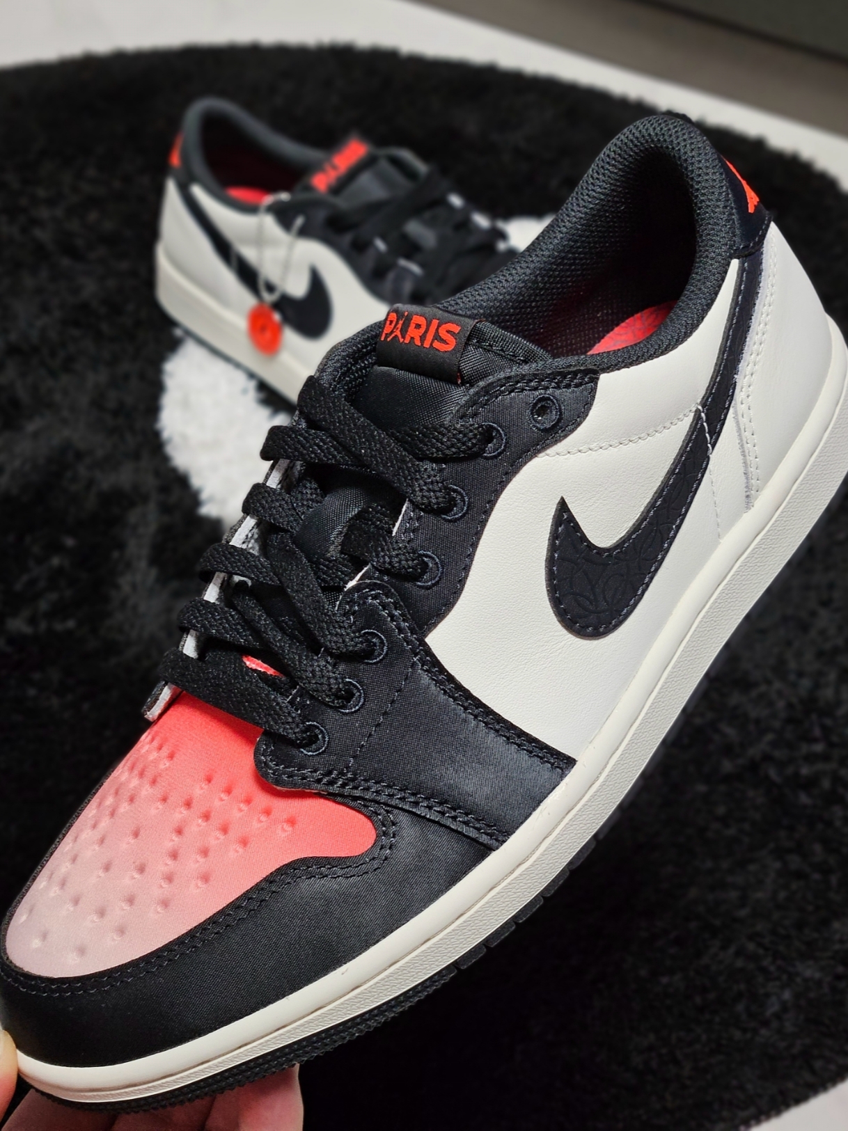 Jordan 1 x Paris Saint-Germain Retro Low OG Sail and Off Noir 착용 스타일 - 5