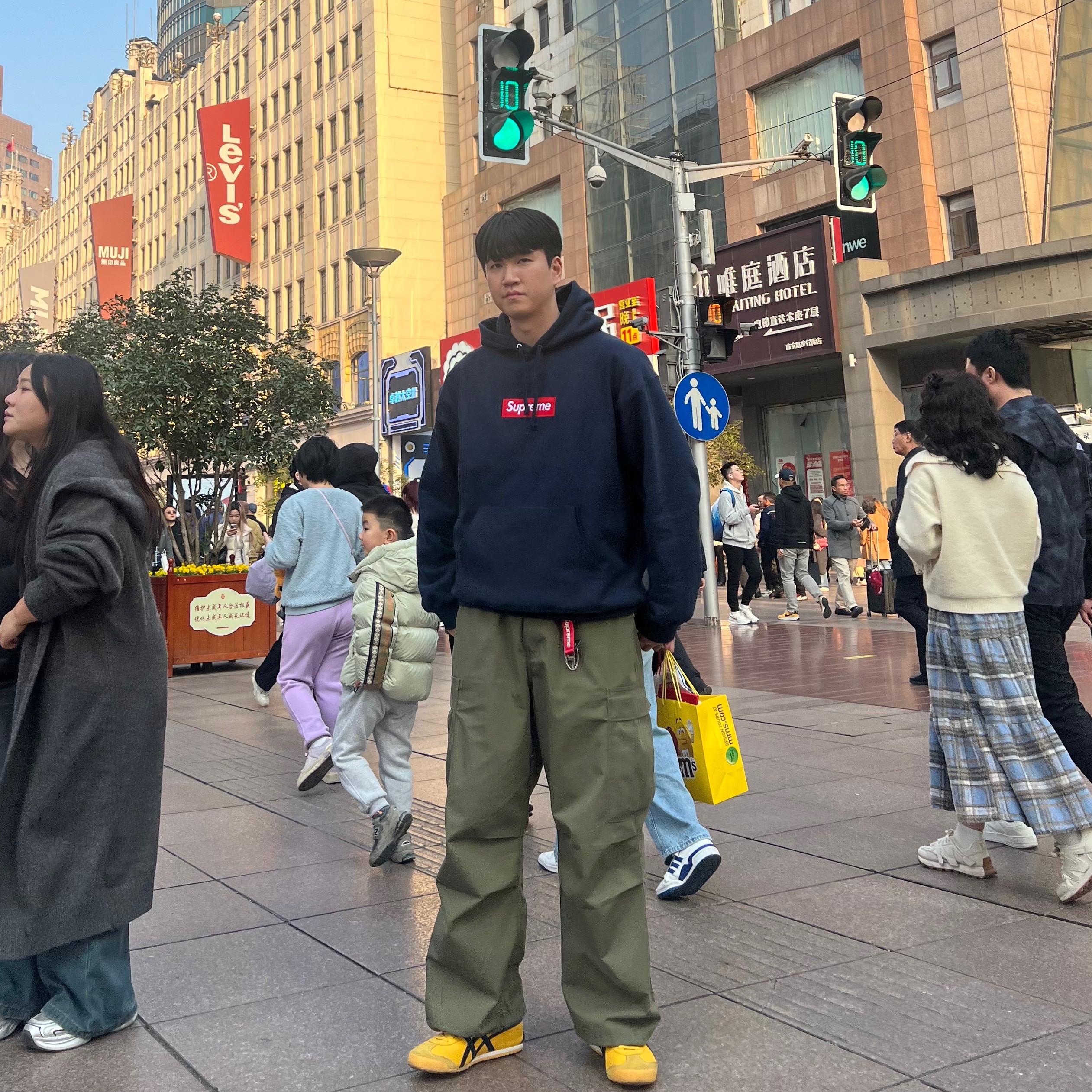 슈프림 박스로고 후드 스웨트셔츠 네이비 - 24FW, 오니츠카 타이거 멕시코 66 옐로우 블랙 착용 스타일 - 1
