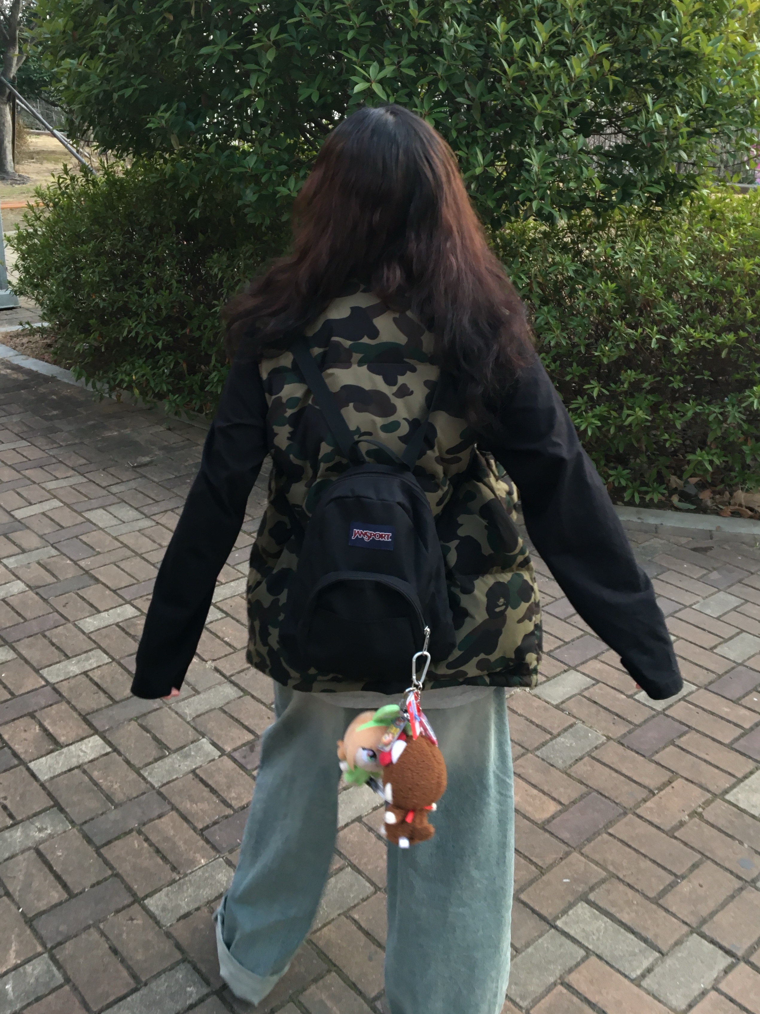 NewJeans x Murakami Plush Keyring Haerin, Jansport Half Pint Mini Backpack Black 착용 스타일 - 1