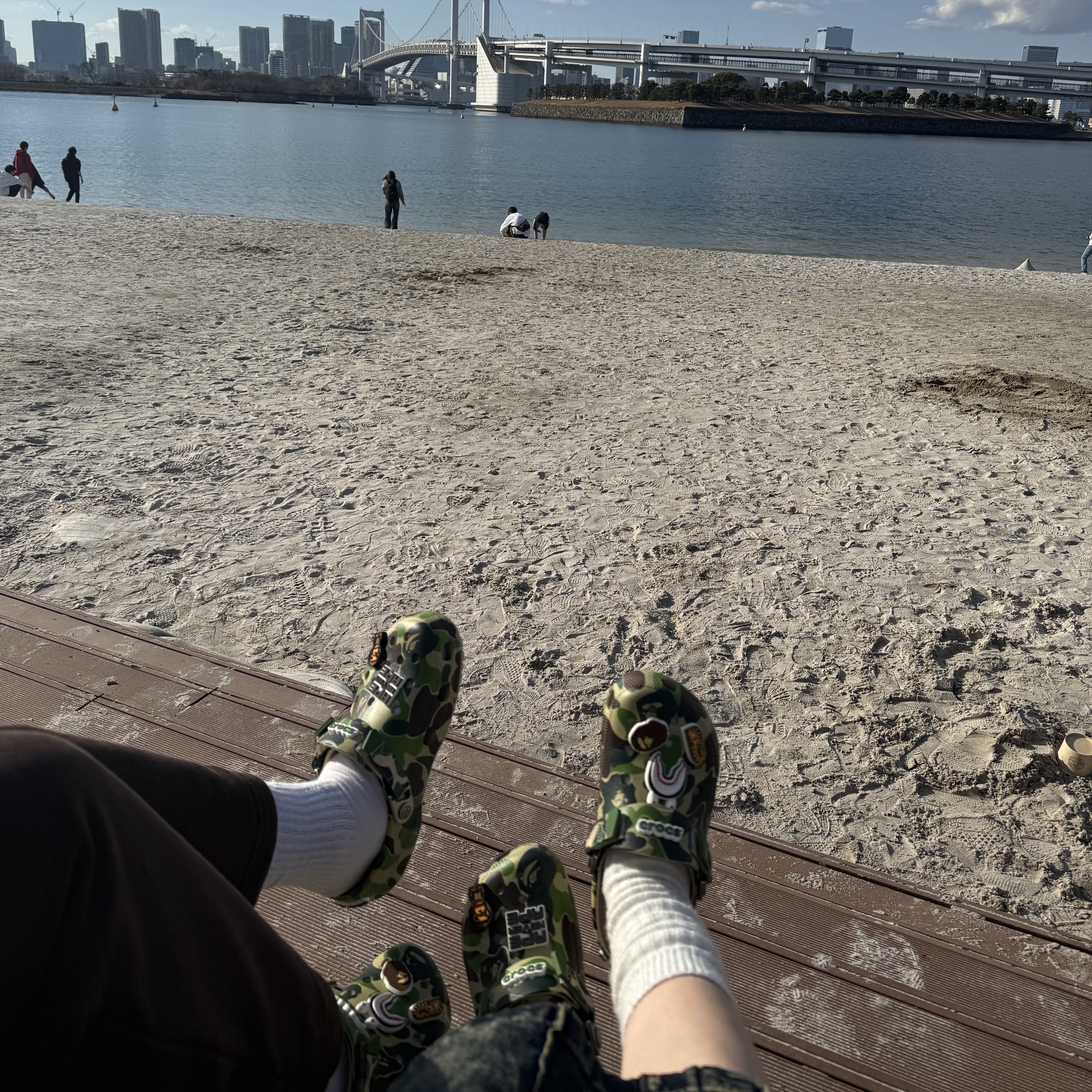 Crocs x BAPE Classic Clog Chai 착용 스타일
