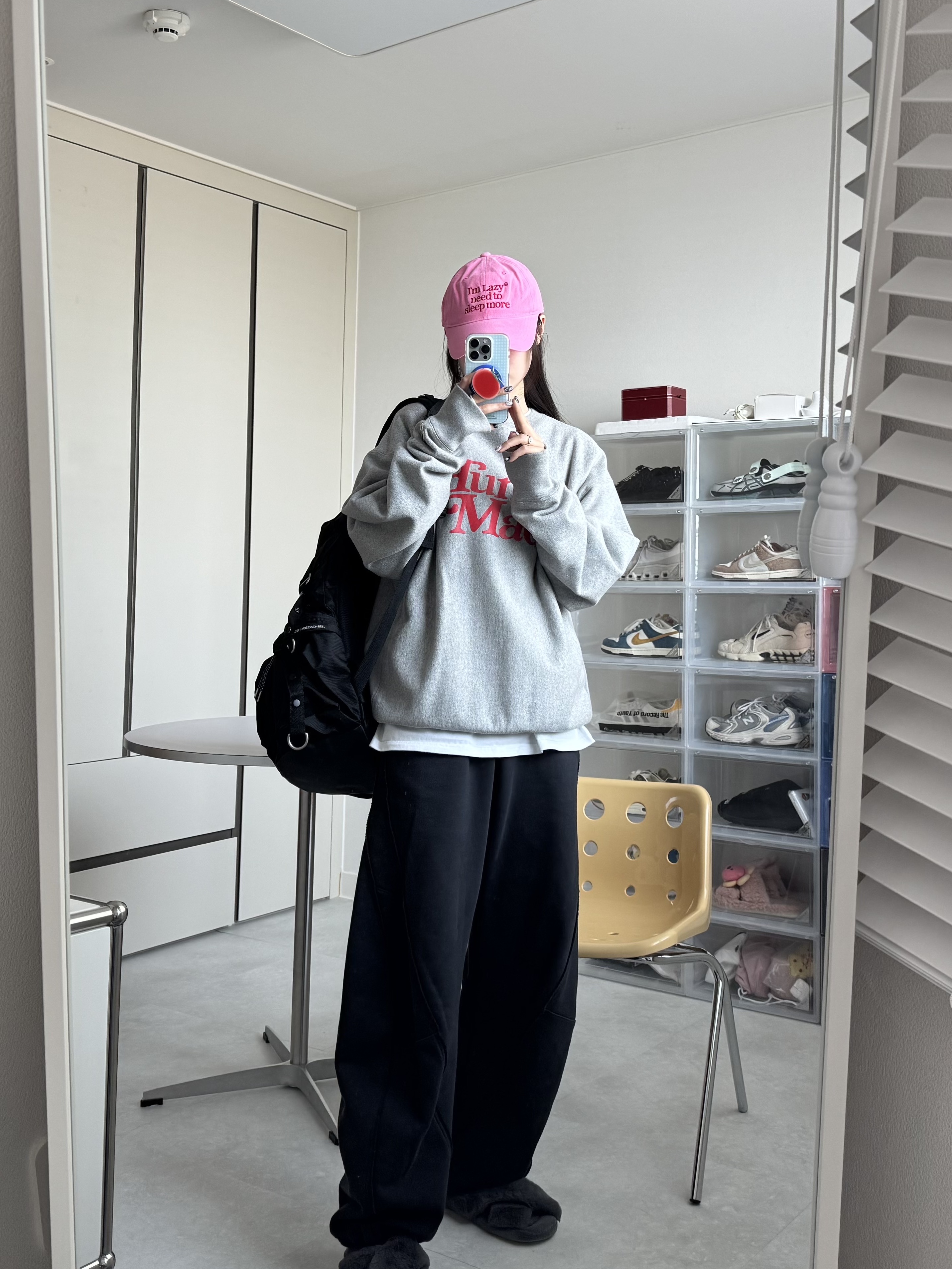 휴먼 메이드 x 베르디 걸스 돈 크라이 크루 넥 스웨트셔츠 그레이 착용 스타일