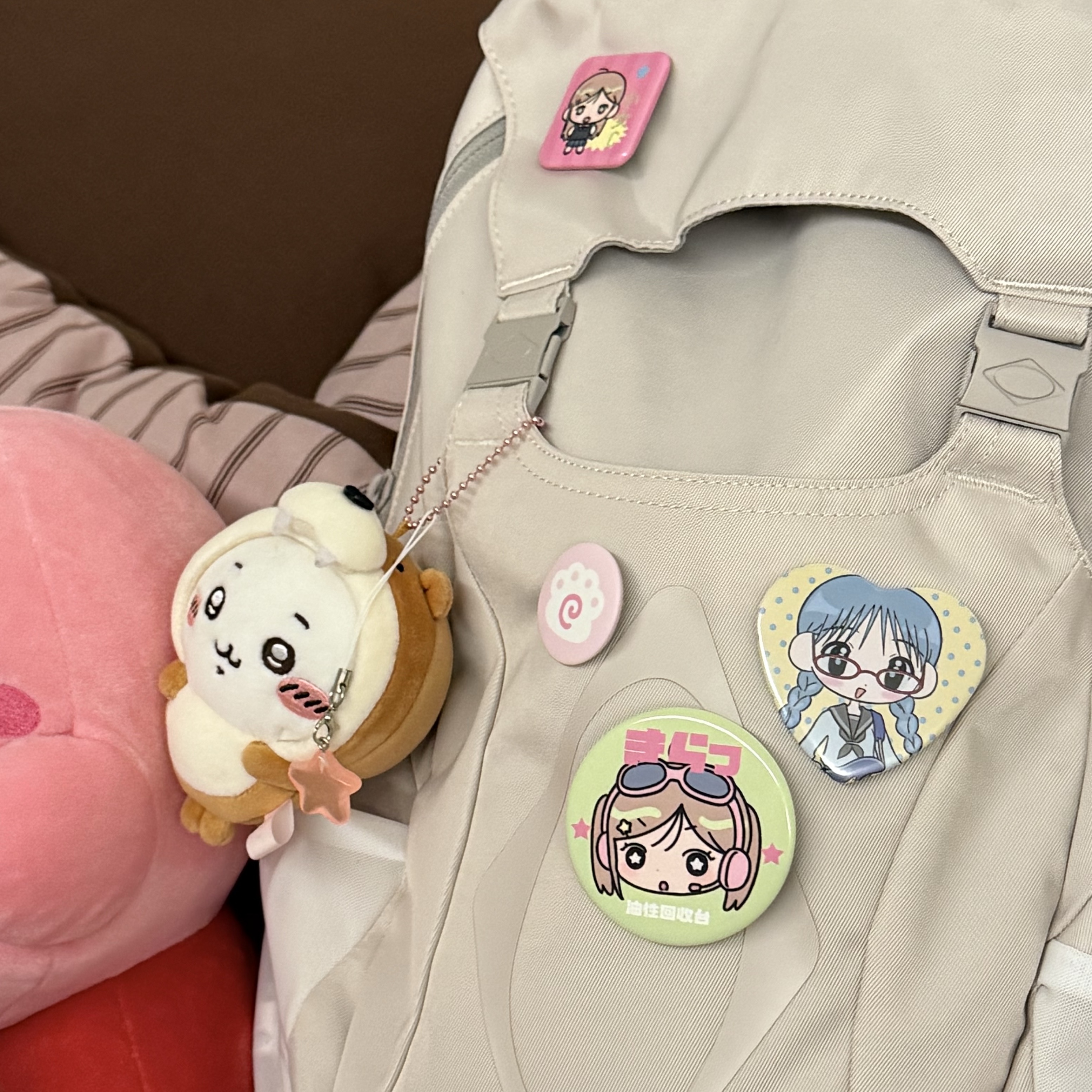 Mischief Buckle Flap Backpack Light Beige 착용 스타일