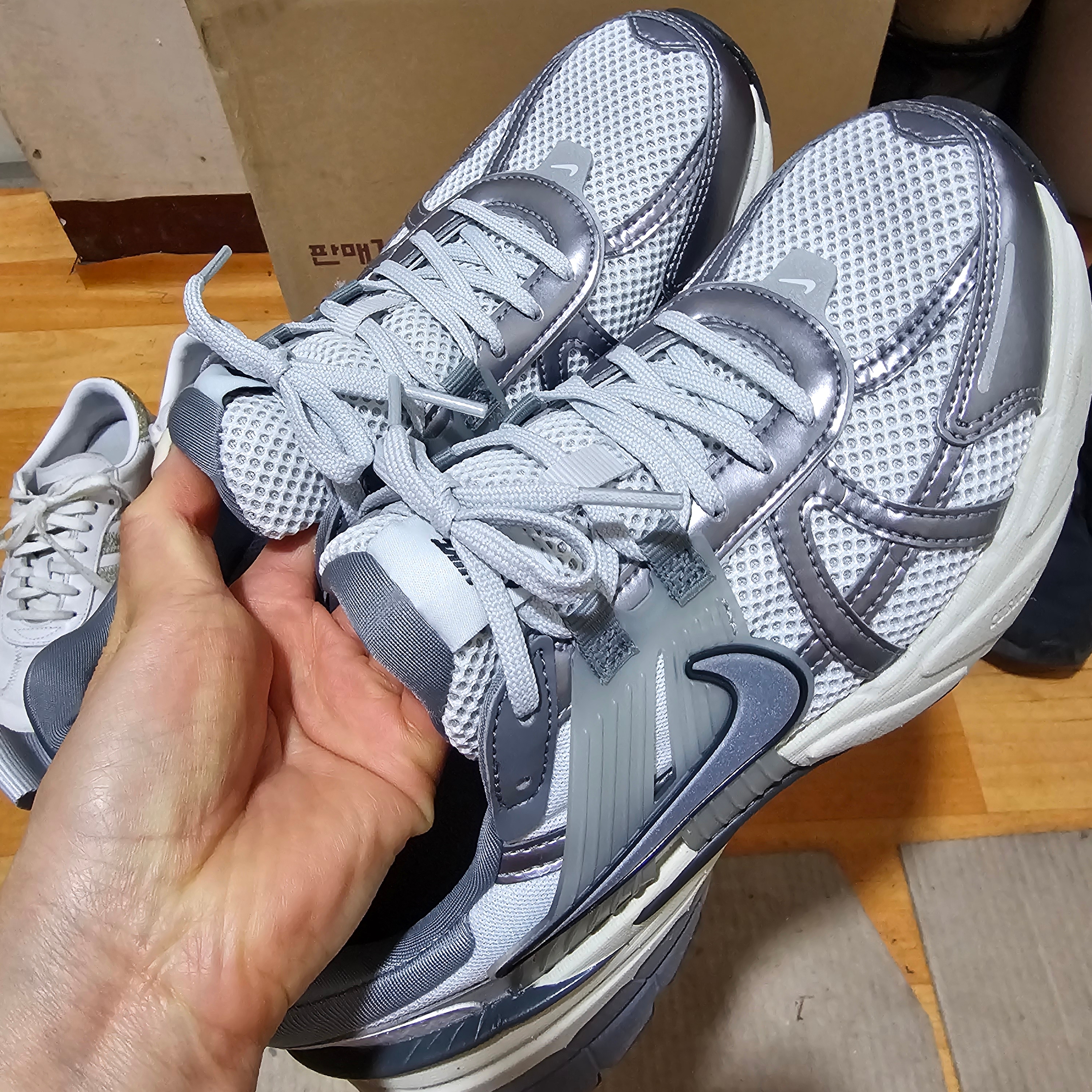 Nike V2K Run Pure Platinum Wolf Grey 착용 스타일