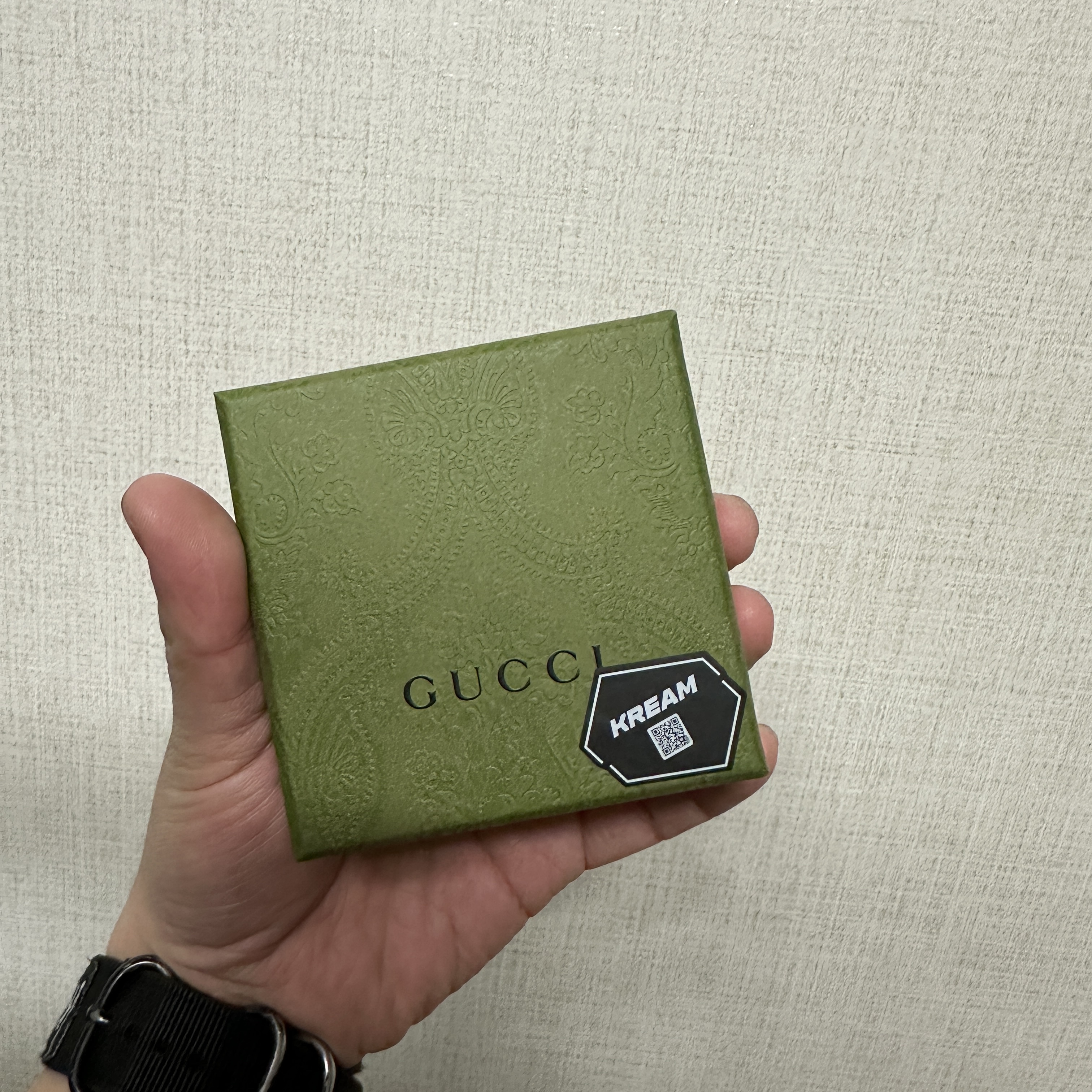 Gucci Interlocking G Ring Black Silver 착용 스타일 - 1