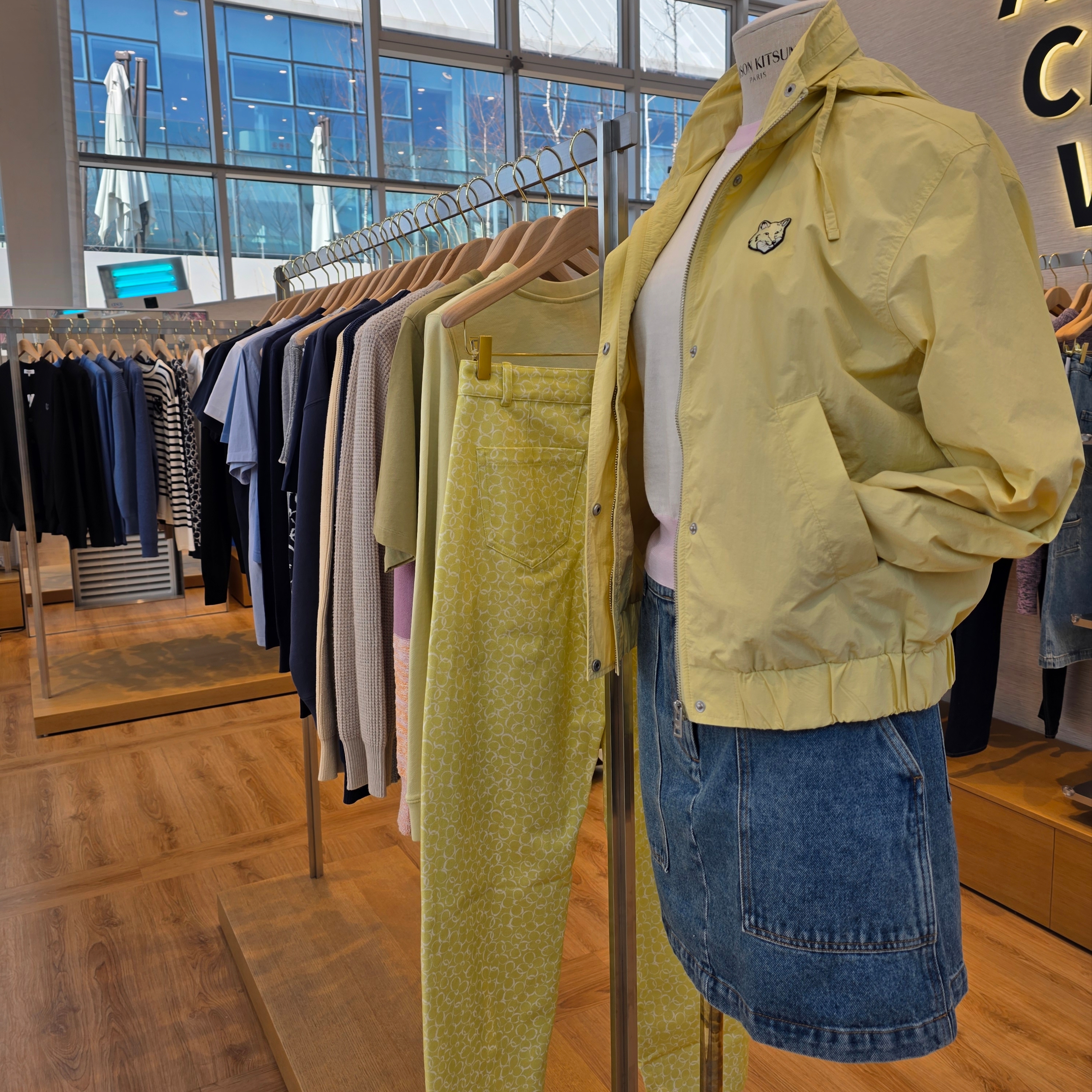 (W) Maison Kitsune Windbreaker Chalk Yellow, (W) Maison Kitsune Bold Fox Head Patch Regular Cardigan Black 착용 스타일