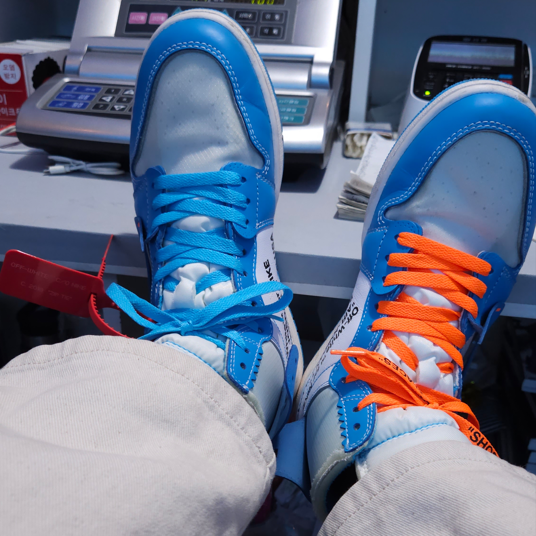 Jordan 1 x Off-White Retro High University Blue 착용 스타일 - 2