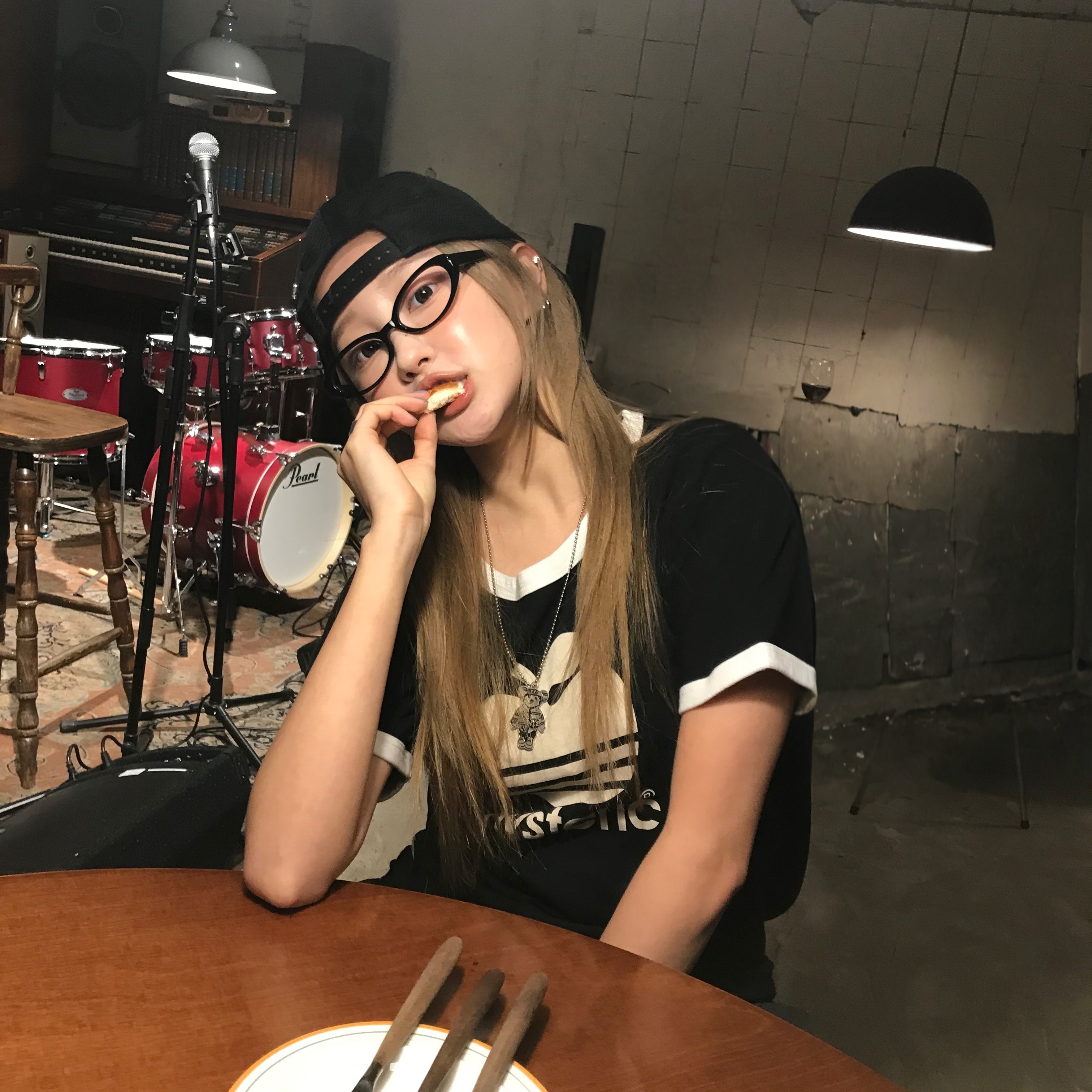 (W) Hysteric Glamour Big Apple T-Shirt Black 착용 스타일