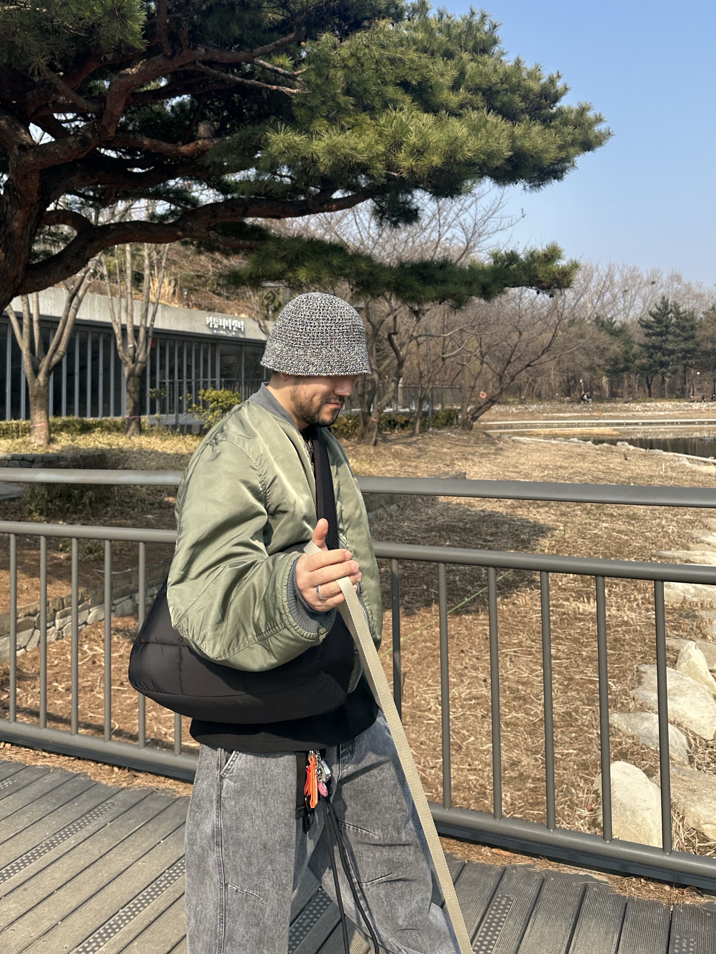 메종 미하라 야스히로 블레이키 OG 솔 캔버스 로우탑 스니커즈 오렌지, 슈프림 립스탑 키체인 오렌지 - 24SS 착용 스타일 - 2