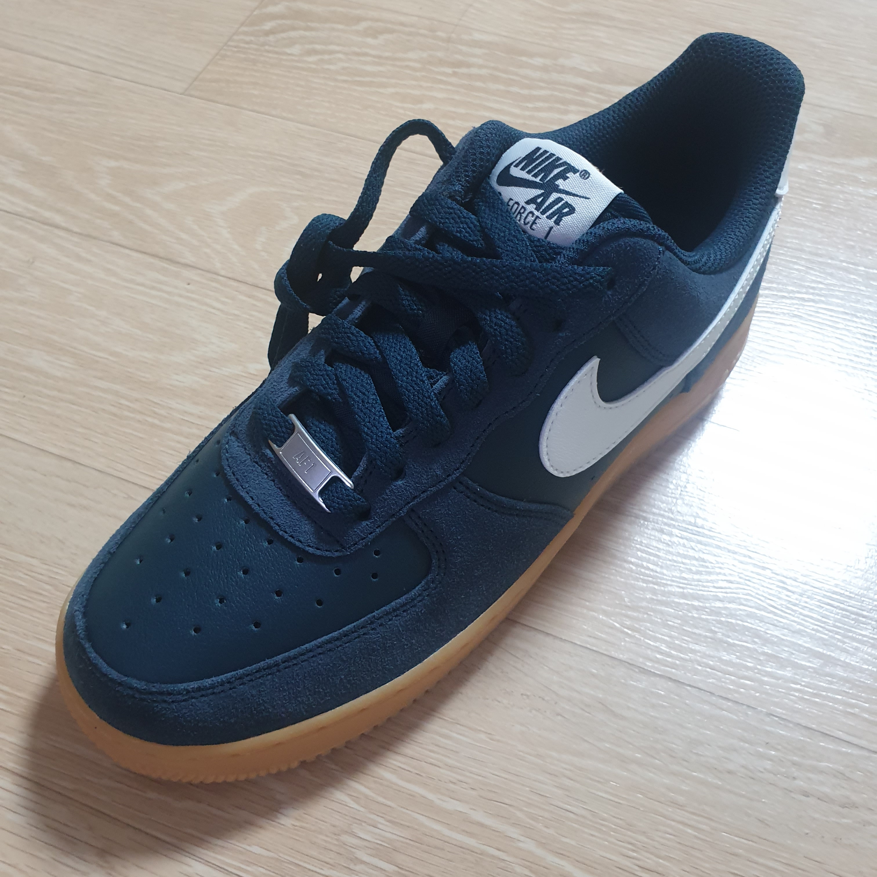 Nike Air Force 1 '07 LV8 Armory Navy Gum Light Brown 착용 스타일