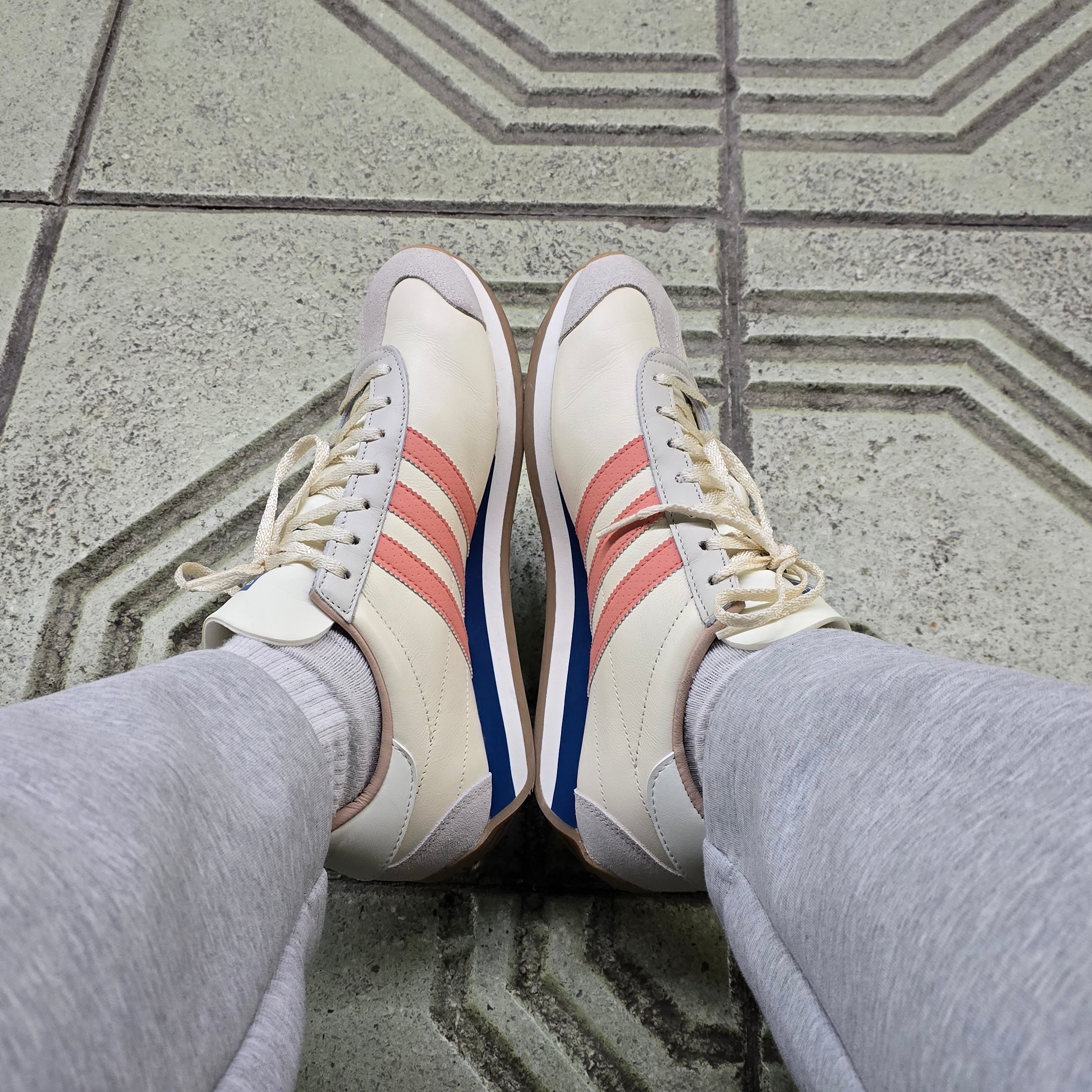 Adidas Country OG Wonder White Wonder Clay 착용 스타일