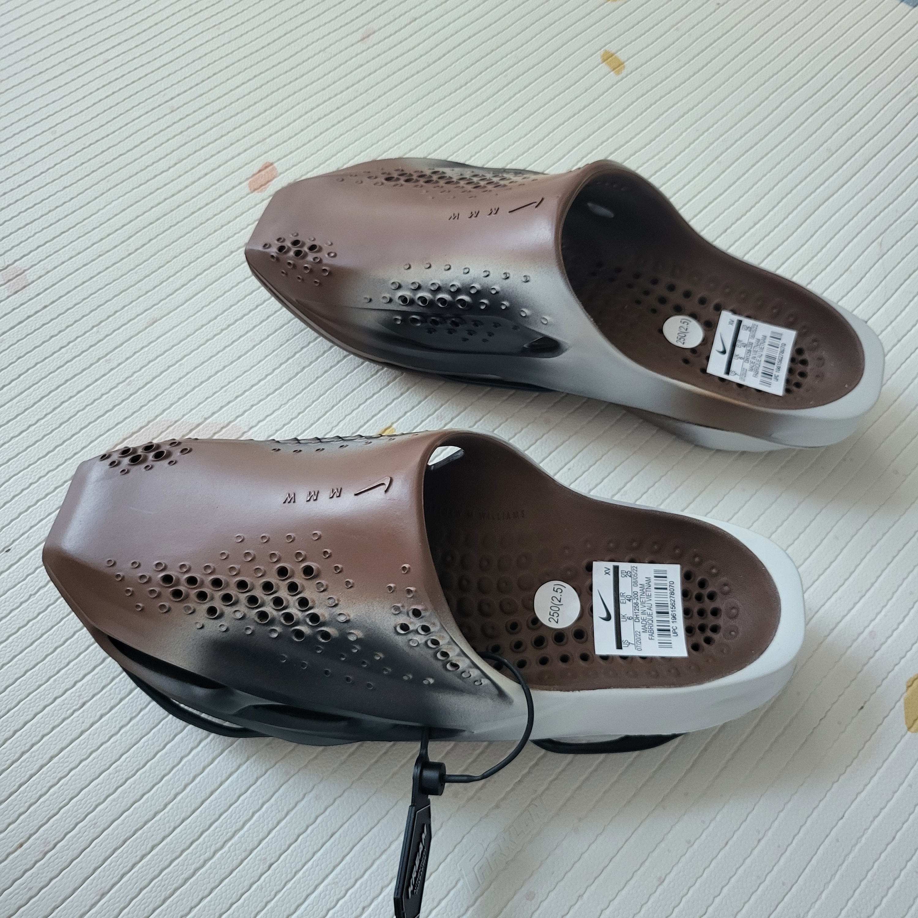 Nike x Matthew M Williams 005 Slide Dark Khaki 착용 스타일 - 3