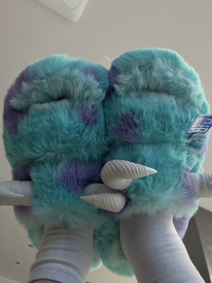 Crocs x Disney Pixar Monters, Inc. Sulley Classic Cozzzy Sandal Multi 착용 스타일 - 2