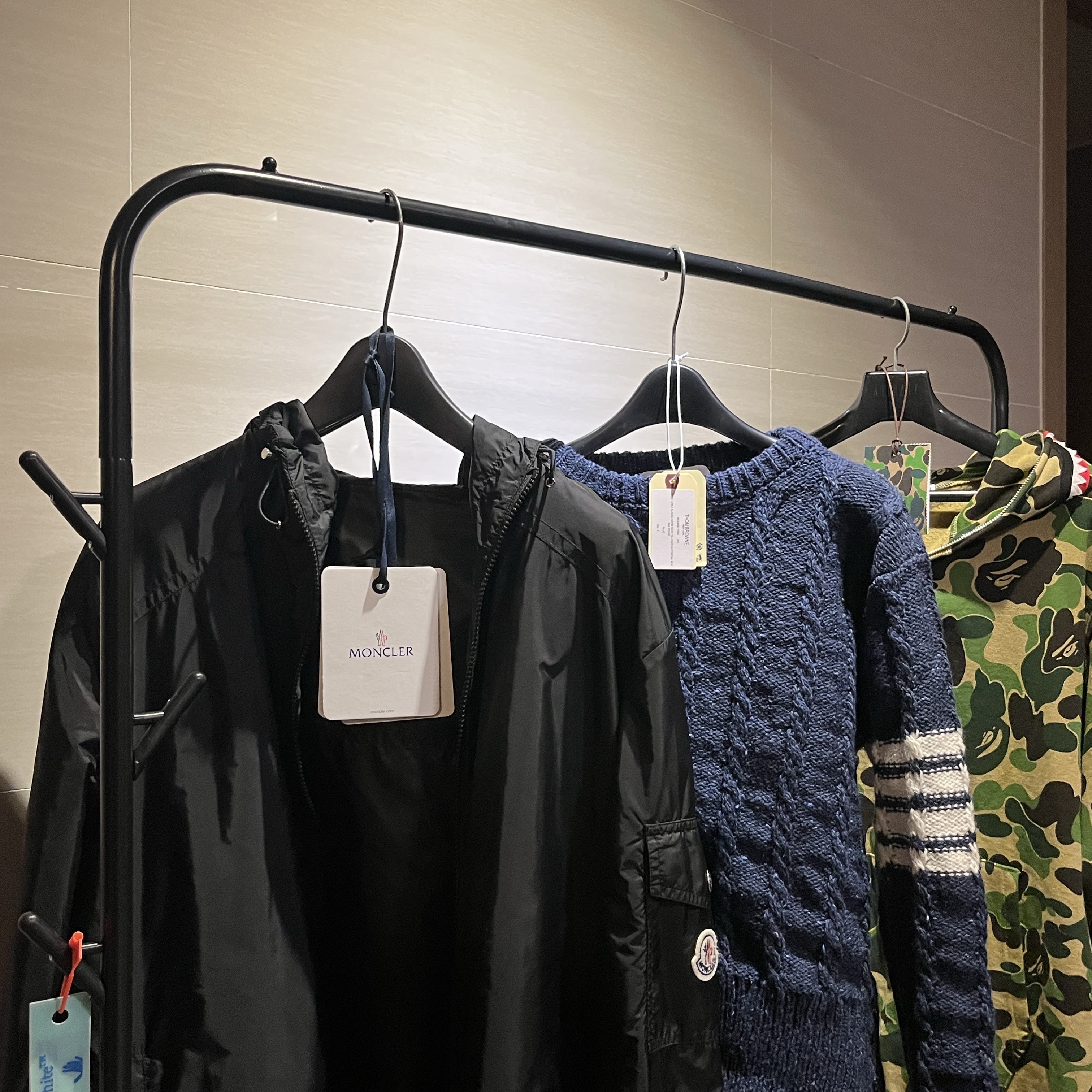 Thom Browne Donegal Twist Cable 4-Bar Classic Crewneck Pullover Blue, BAPE PONR ABC Camo Shark Full Zip Hoodie Army Green 착용 스타일