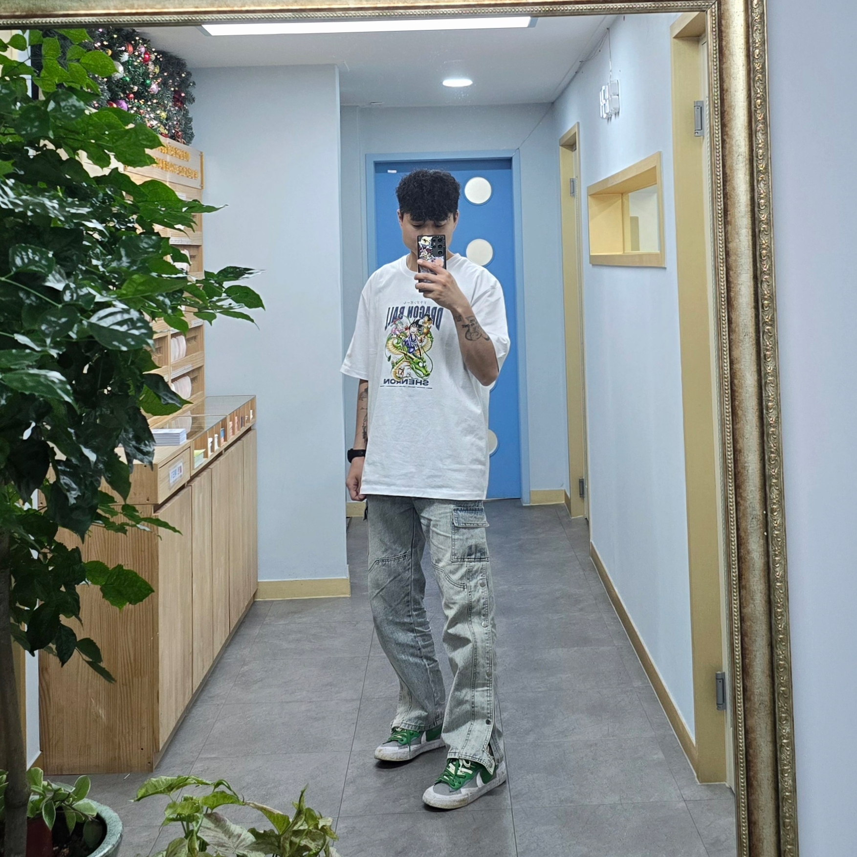 DB Graphic T-shirt VOL.1 Dragon White, Nike x Sacai Blazer Low Classic Green 착용 스타일 - 1