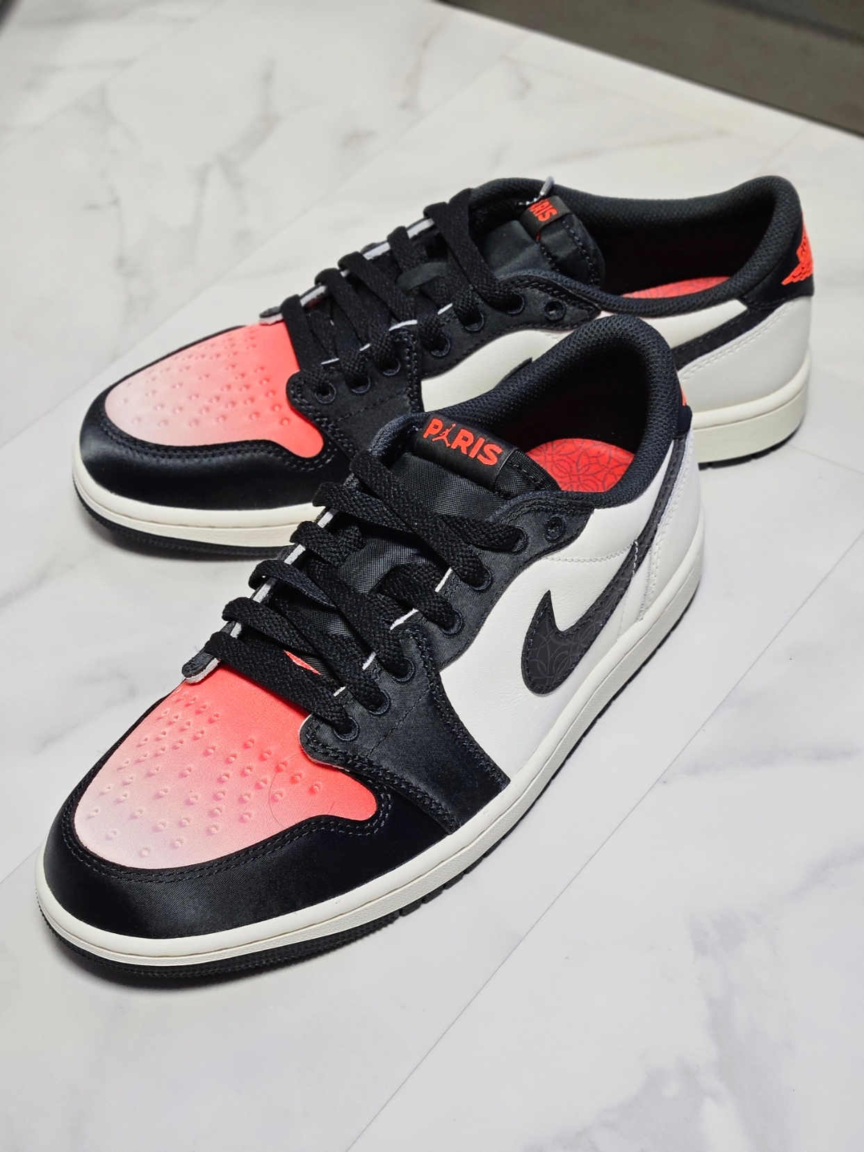 Jordan 1 x Paris Saint-Germain Retro Low OG Sail and Off Noir 착용 스타일 - 6