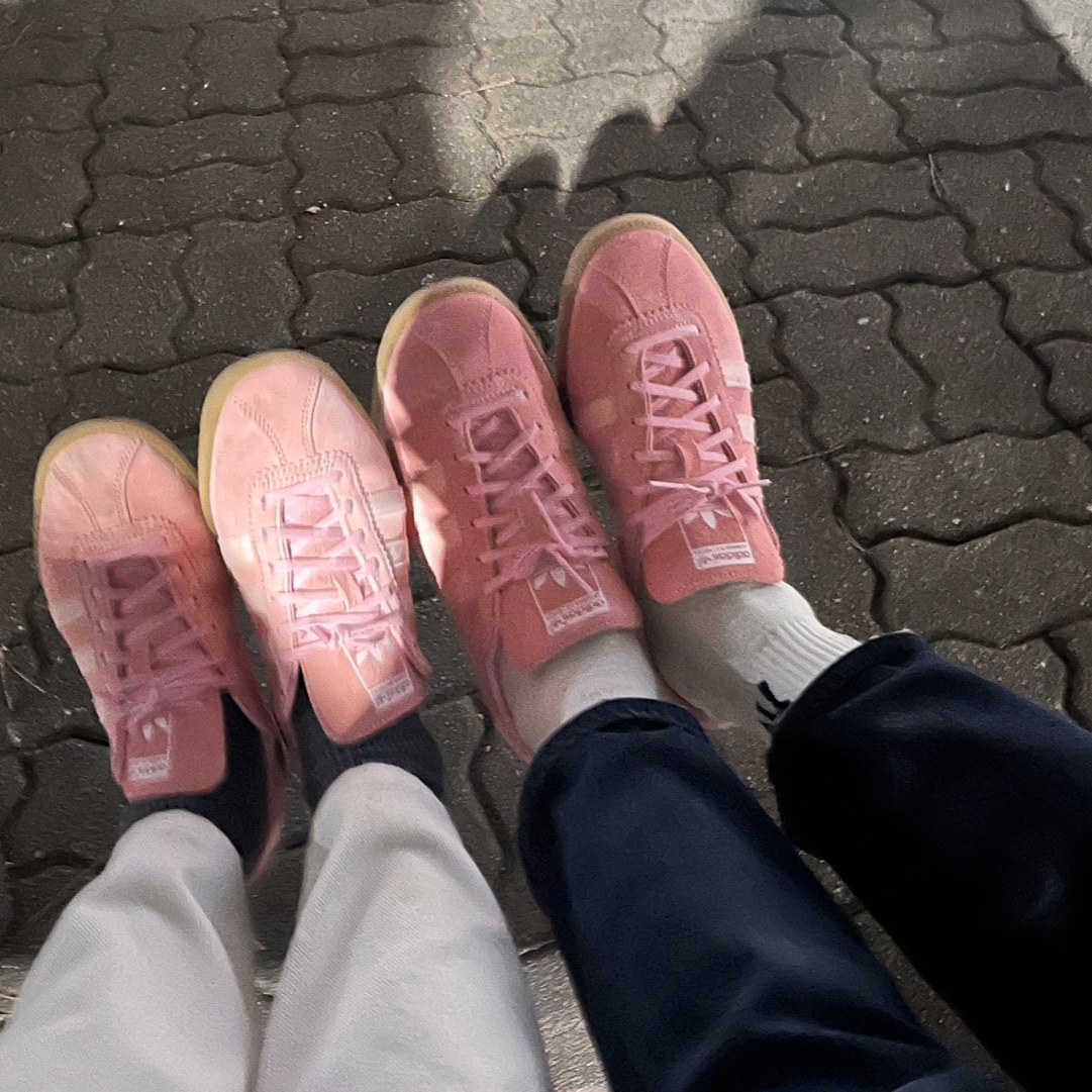 Adidas Bermuda Glow Pink 착용 스타일 - 1