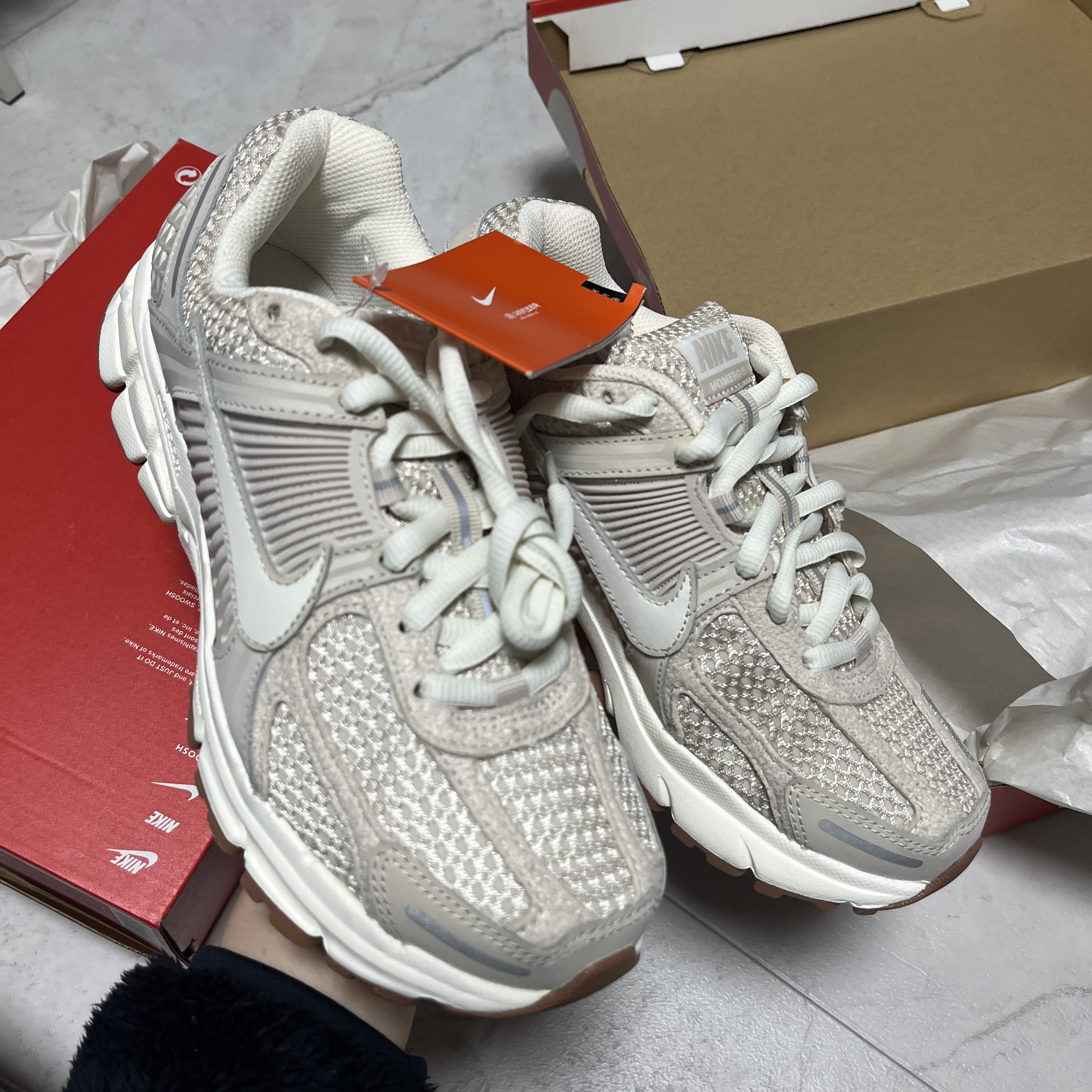 (W) Nike Zoom Vomero 5 Light Orewood Brown 착용 스타일