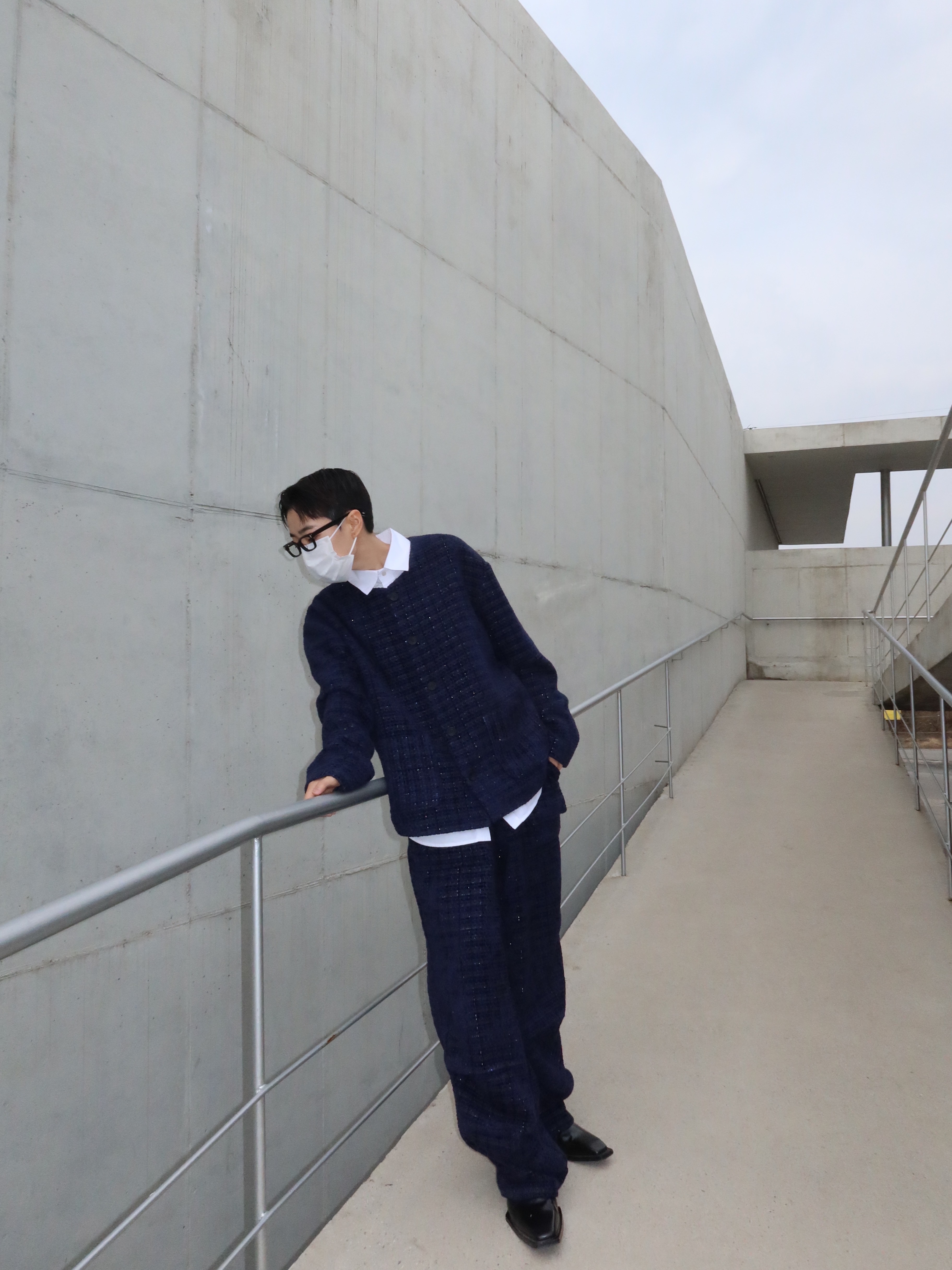 Hono Report Flap Pocket Pants Navy Tweed, Hono Report Collarless  Cardigan Navy Tweed 착용 스타일 - 3